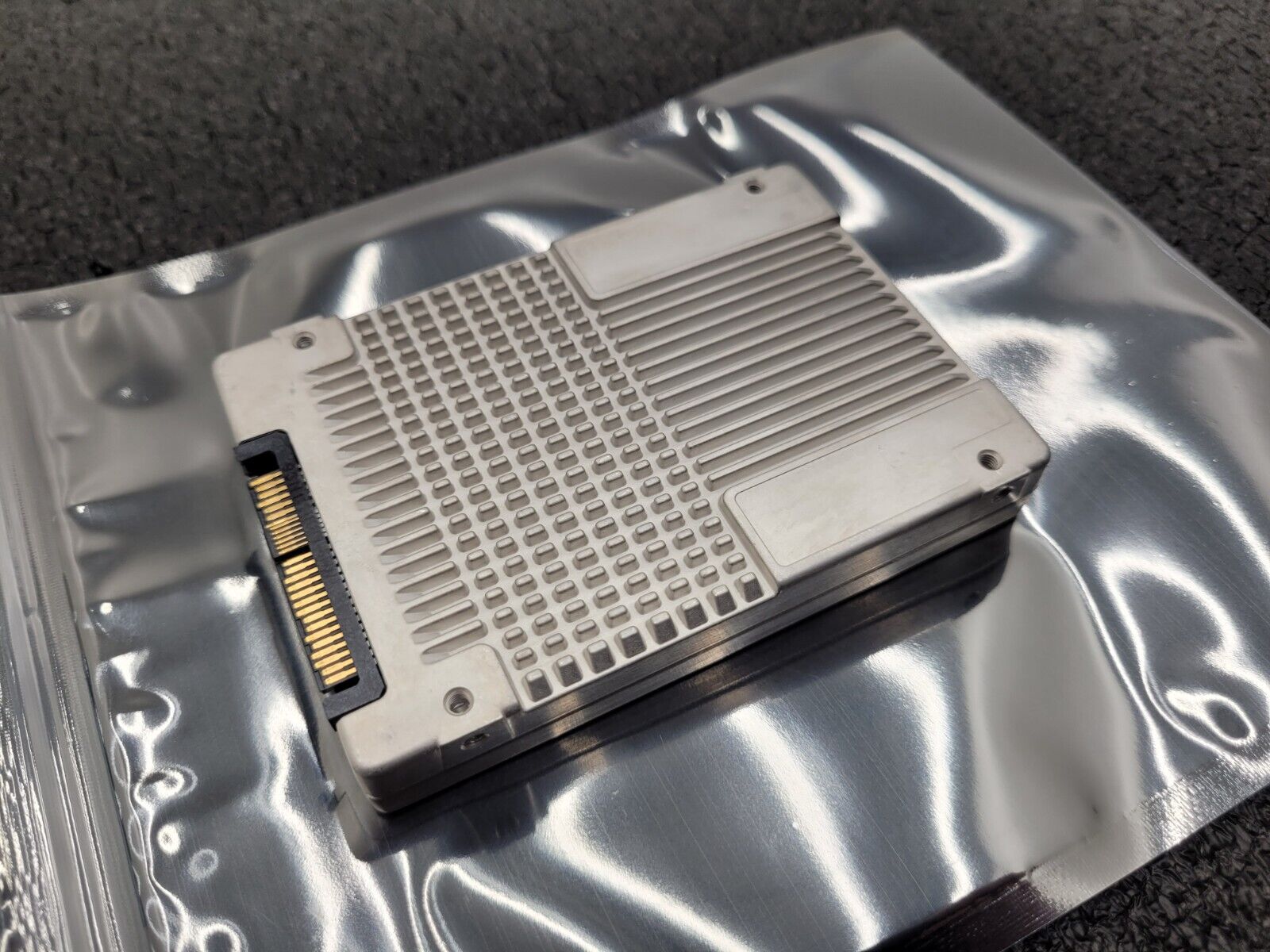 98-99% Health INTEL DC P4610 1.6TB PCIe NVMe U.2 2.5'' SSD SSDPE2KE016T8