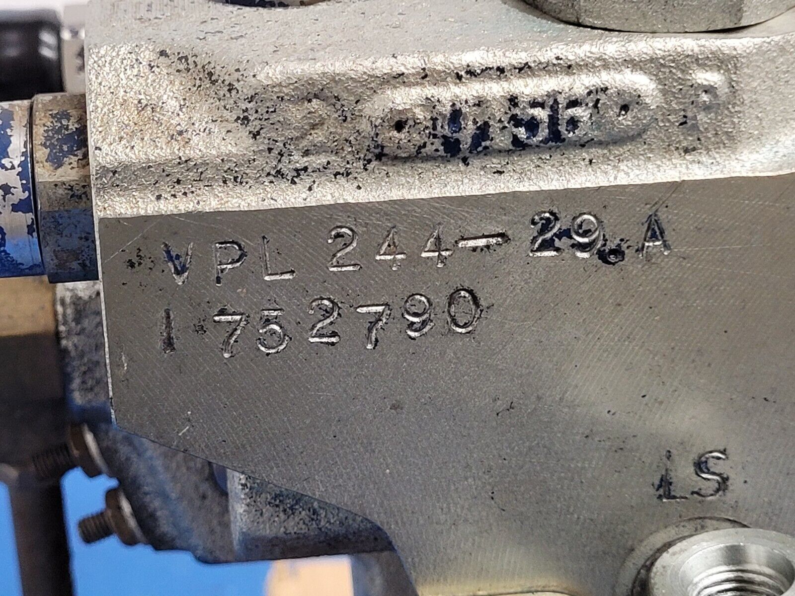 Hydraulic 2-Way 3 Body Control Valve Stack DB5195.800 VPL244-29A