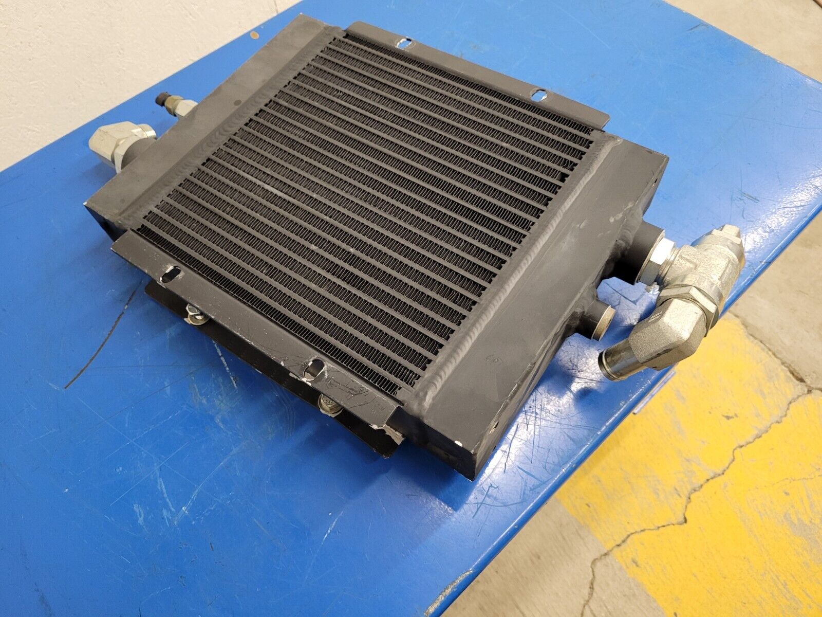 American Cooling Systems Hydraulic Oil Cooler Radiator 24714AM Damaged Mounts G