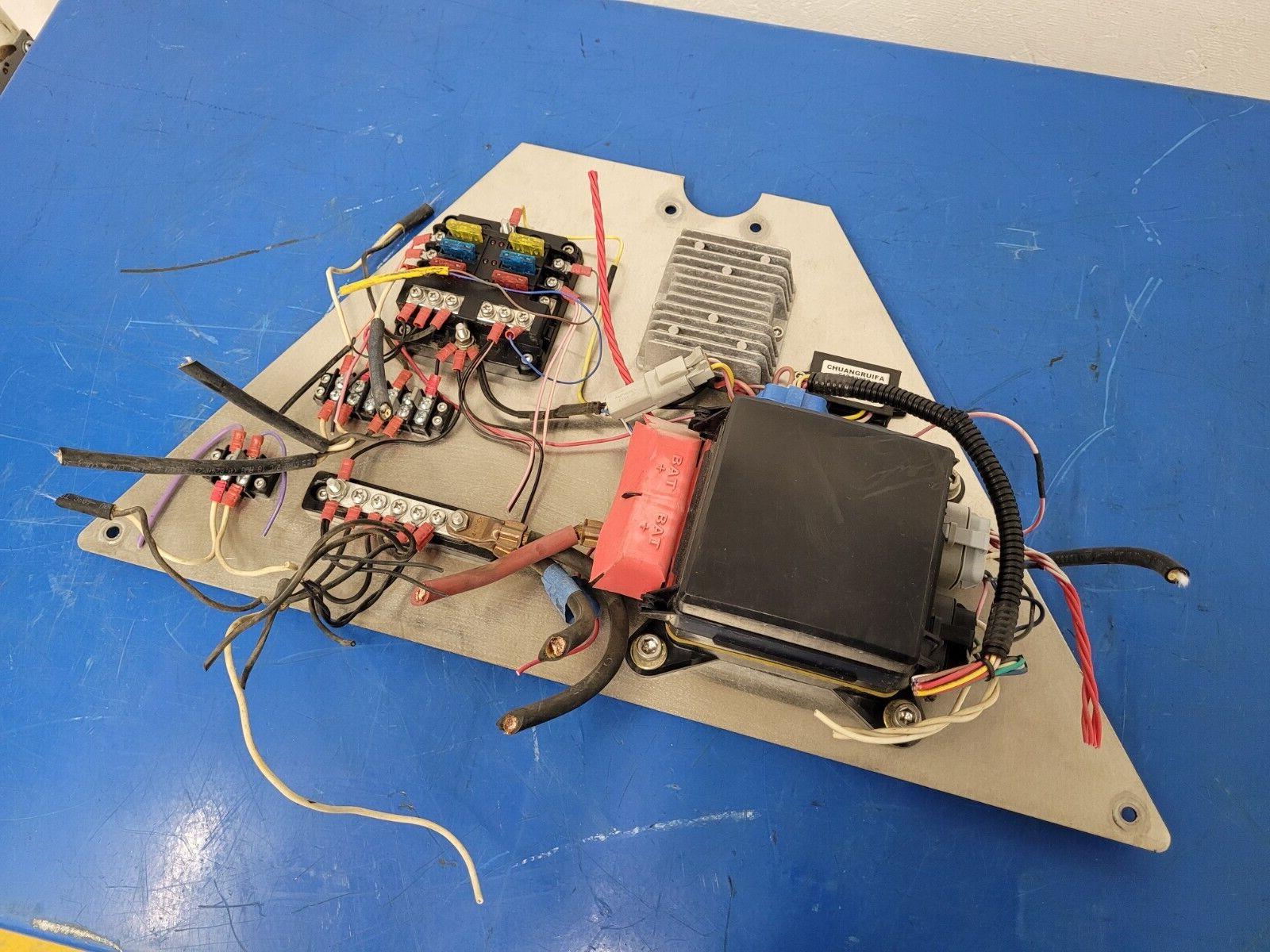 Eaton 31S-002-0 12VDC Power Distribution Module Fuse Relay Holder System H