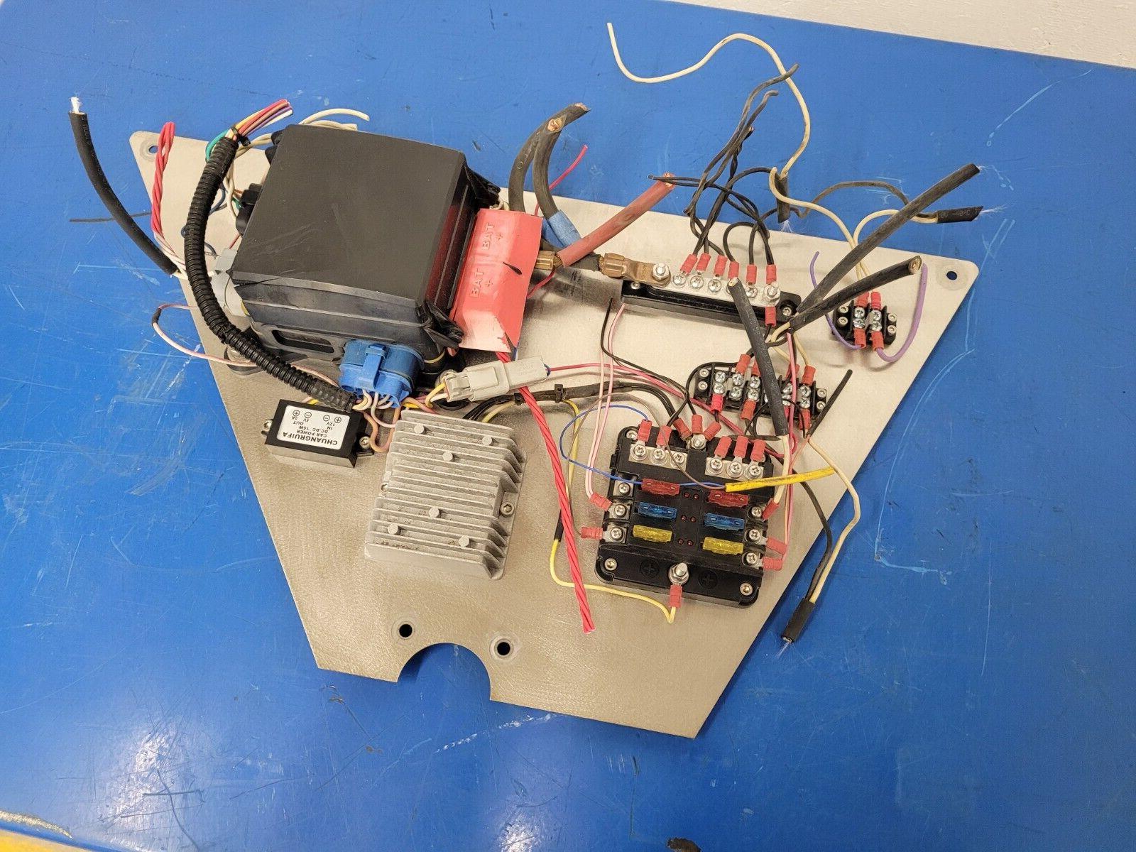 Eaton 31S-002-0 12VDC Power Distribution Module Fuse Relay Holder System H