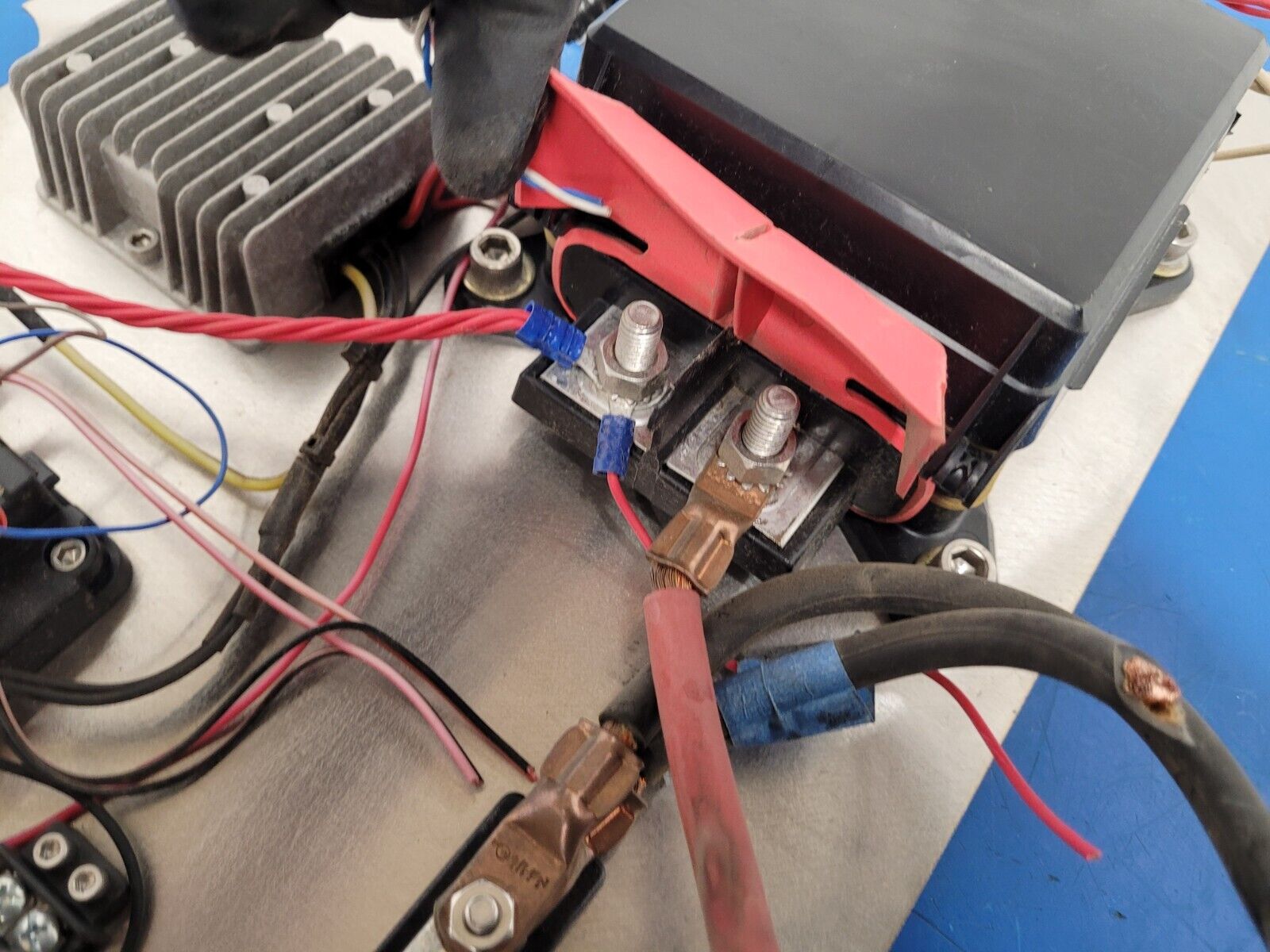 Eaton 31S-002-0 12VDC Power Distribution Module Fuse Relay Holder System H