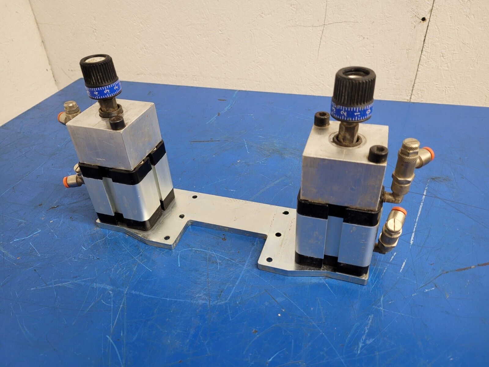 Pneumax Pneumatic Dual Cylinder Actuator w/ Adjustable stops 2420A1513