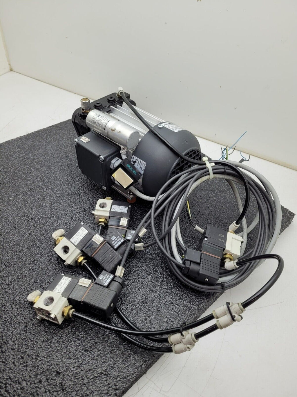 Thomas Picolino VTE3 Rotary Vane Vacuum Pump Compressor 230VAC 1PH w/ 4 Valves