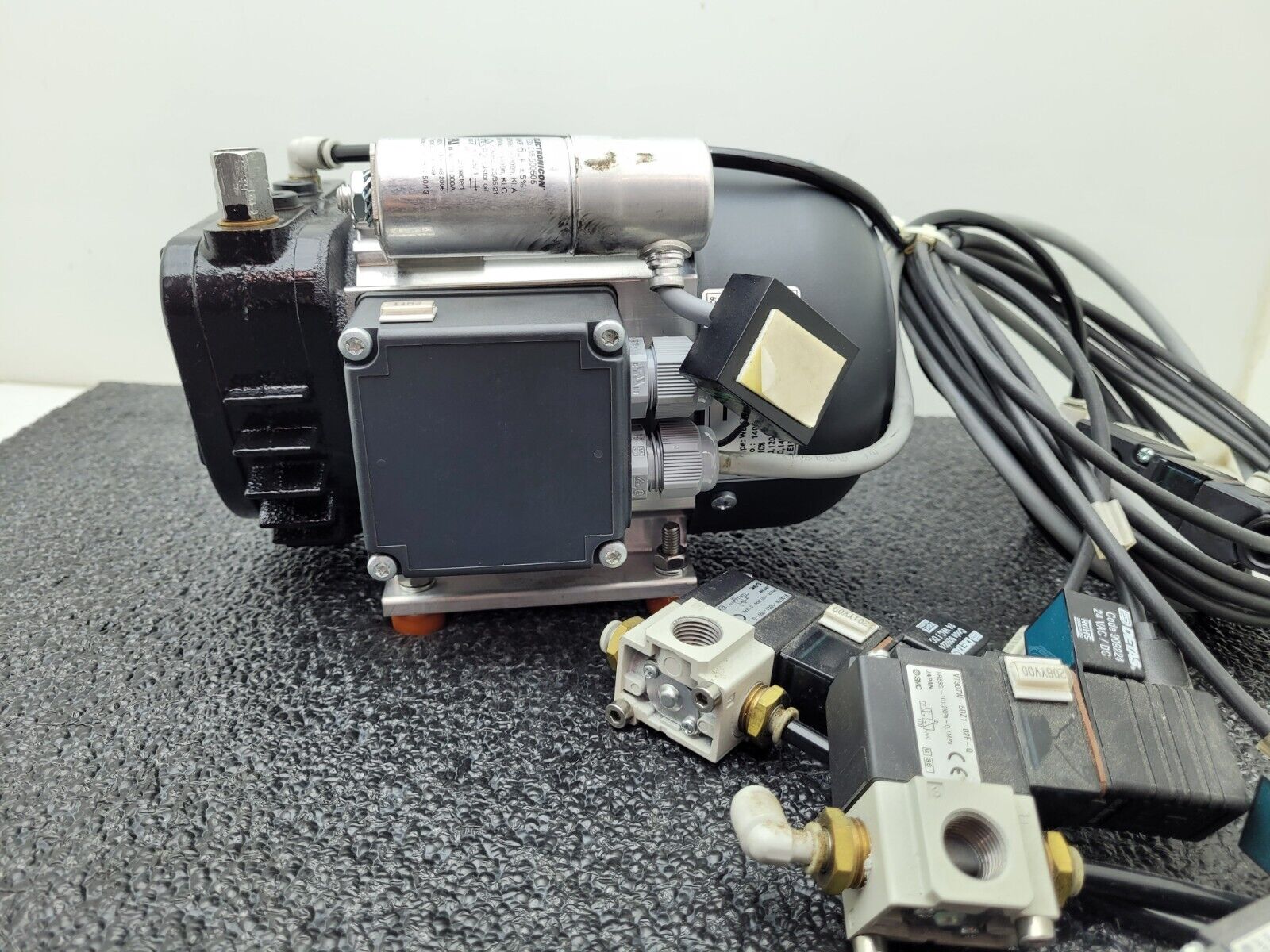 Thomas Picolino VTE3 Rotary Vane Vacuum Pump Compressor 230VAC 1PH w/ 4 Valves