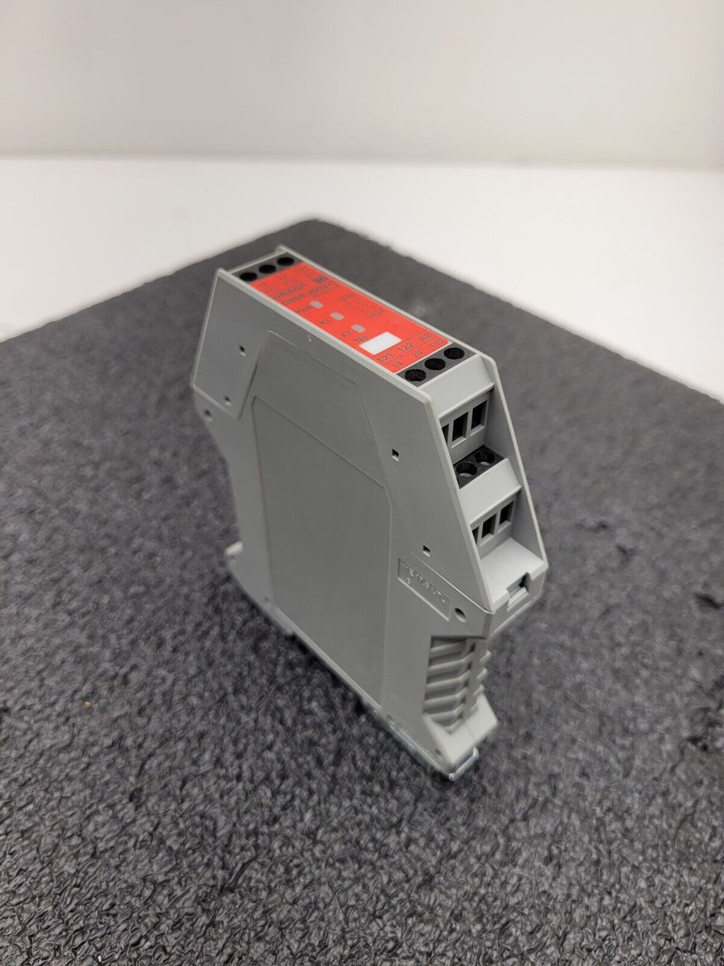 Omron G9SB-2002-C Safety Relay Unit 24 VAC / VDC DIN Rail Mount