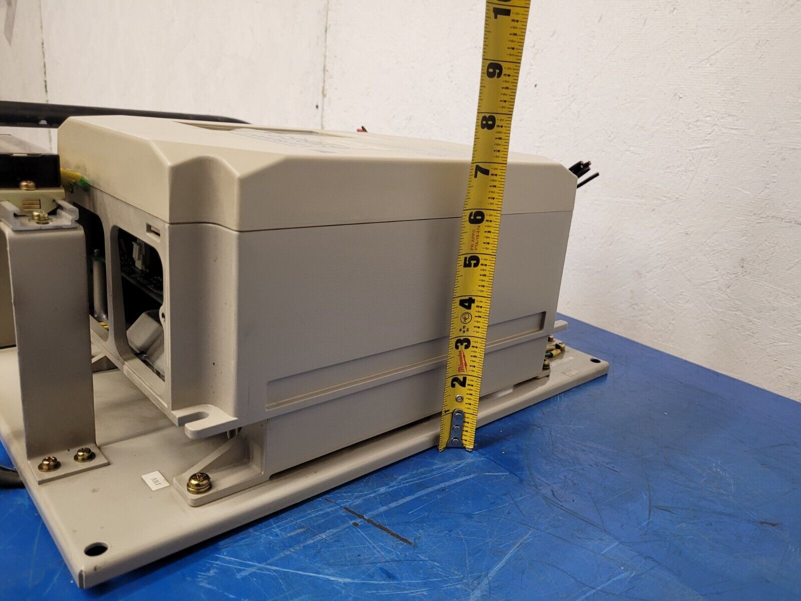 Yaskawa Varispeed 616G3 Inverter Motor Drive CIMR-G3A23P7 3PH 220VAC Input