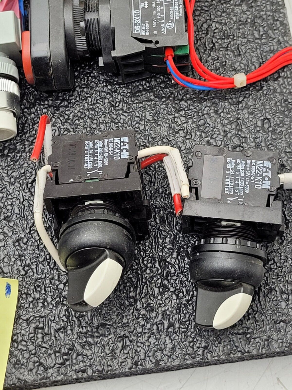 Lot of 83 Eaton 22mm M22-LED Indicating Light Illuminated Push-Button Red + More