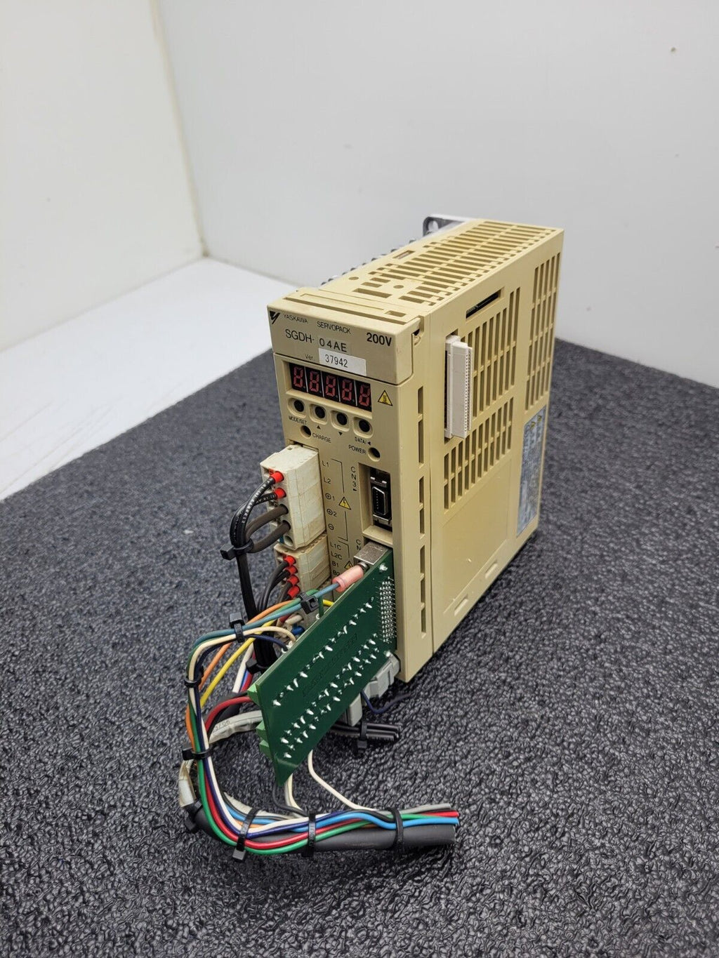 Yaskawa SGDH-04AE Servopack Servo Motor AC Drive 500W AC 0.54HP 3Ph 0-230V 2.8A
