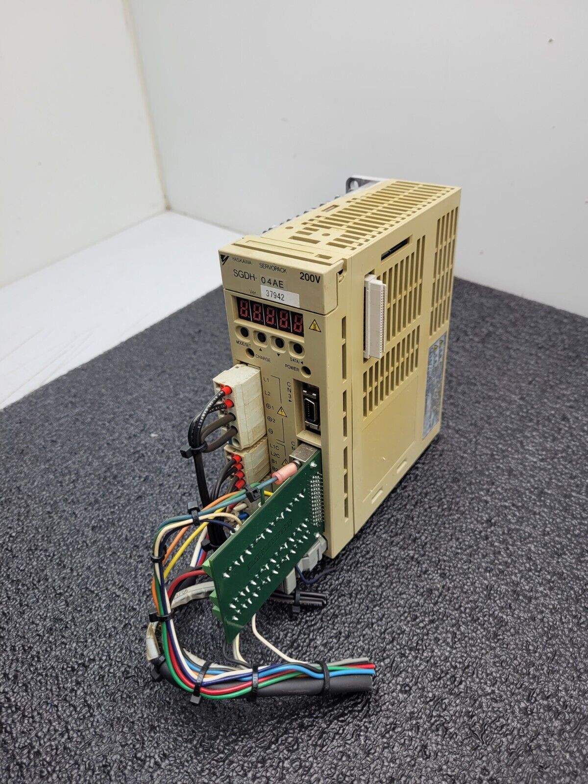 Yaskawa SGDH-04AE Servopack Servo Motor AC Drive 500W AC 0.54HP 3Ph 0-230V 2.8A