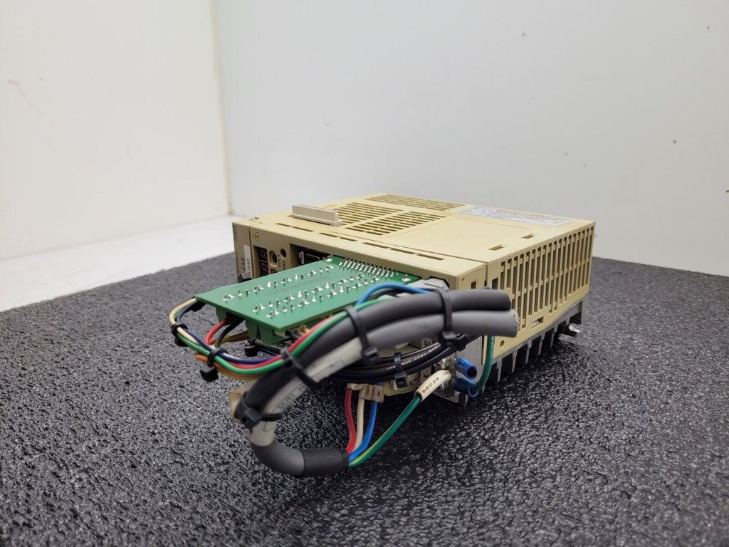 Yaskawa SGDH-04AE Servopack Servo Motor AC Drive 500W AC 0.54HP 3Ph 0-230V 2.8A