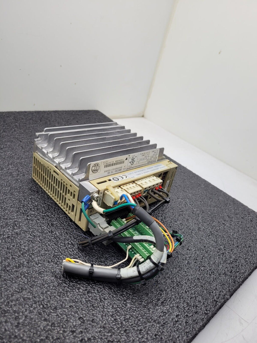 Yaskawa SGDH-04AE Servopack Servo Motor AC Drive 500W AC 0.54HP 3Ph 0-230V 2.8A