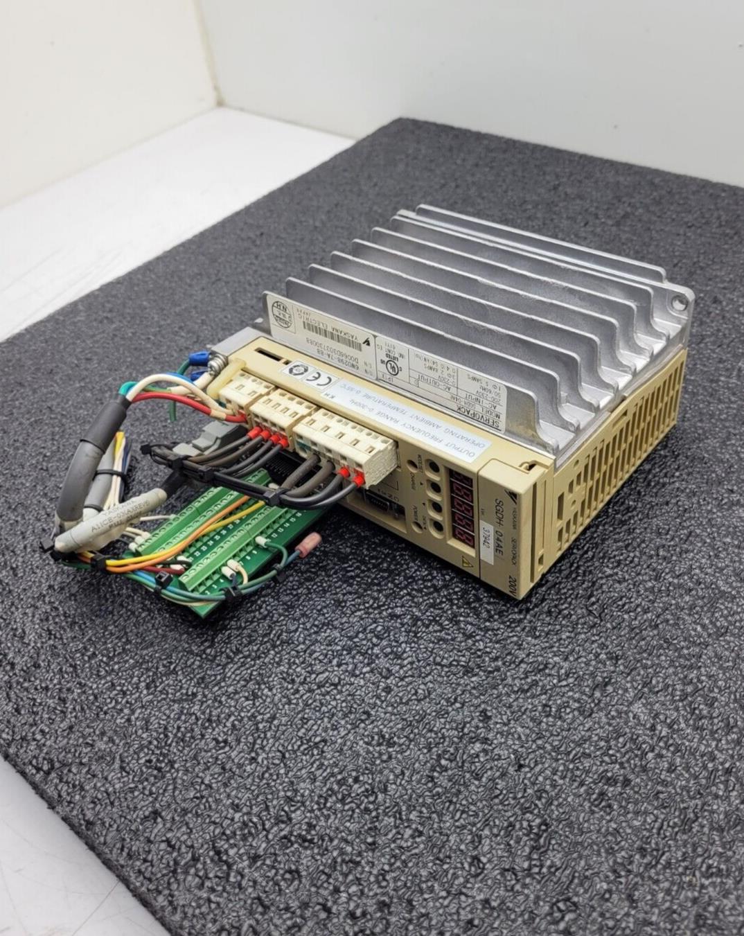 Yaskawa SGDH-04AE Servopack Servo Motor AC Drive 500W AC 0.54HP 3Ph 0-230V 2.8A
