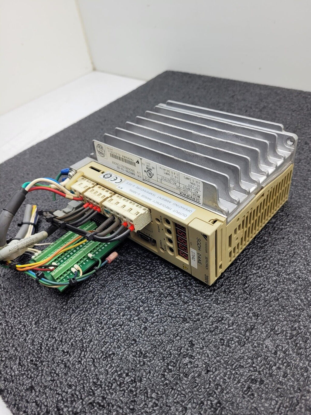 Yaskawa SGDH-04AE Servopack Servo Motor AC Drive 500W AC 0.54HP 3Ph 0-230V 2.8A