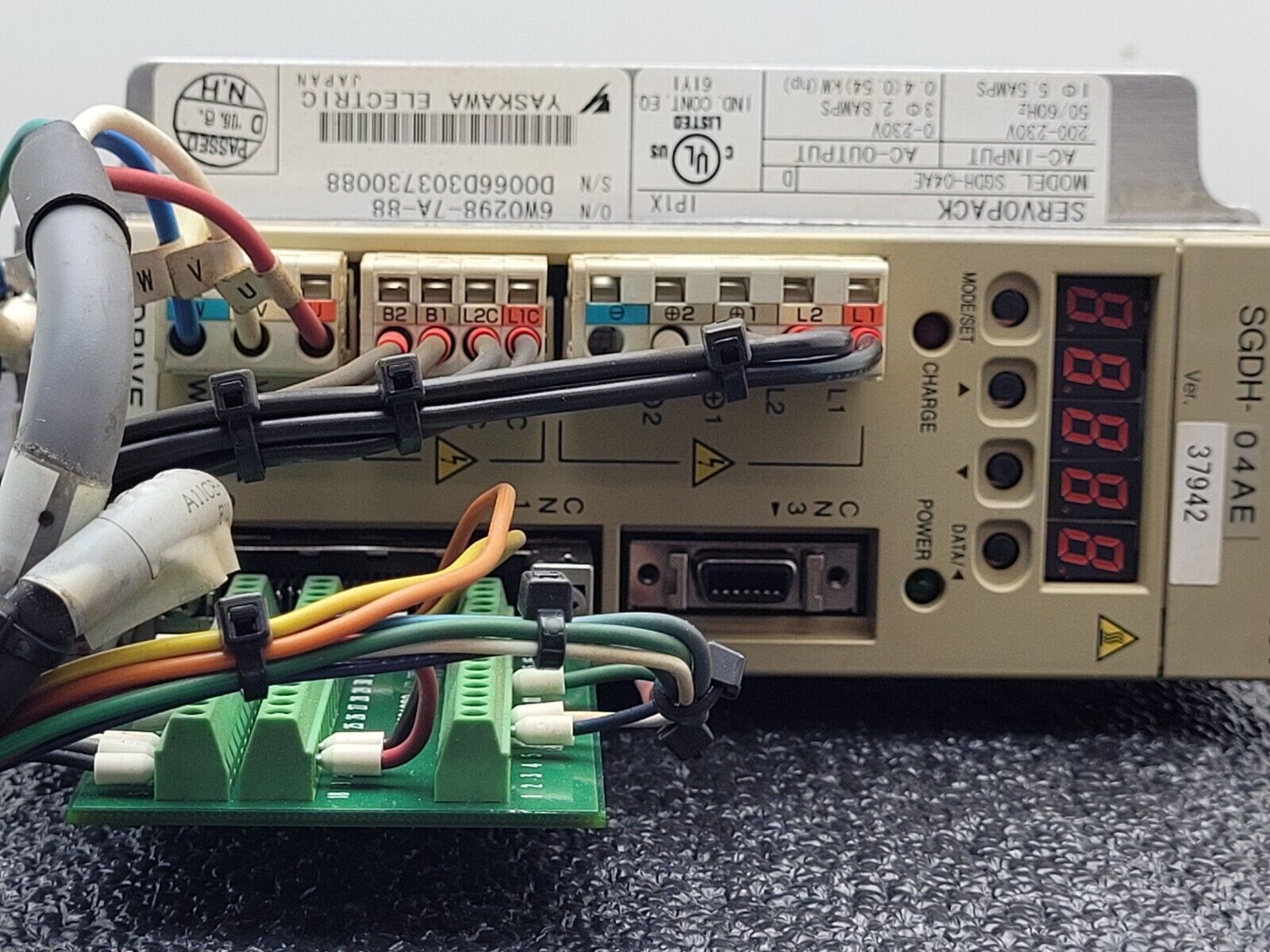 Yaskawa SGDH-04AE Servopack Servo Motor AC Drive 500W AC 0.54HP 3Ph 0-230V 2.8A