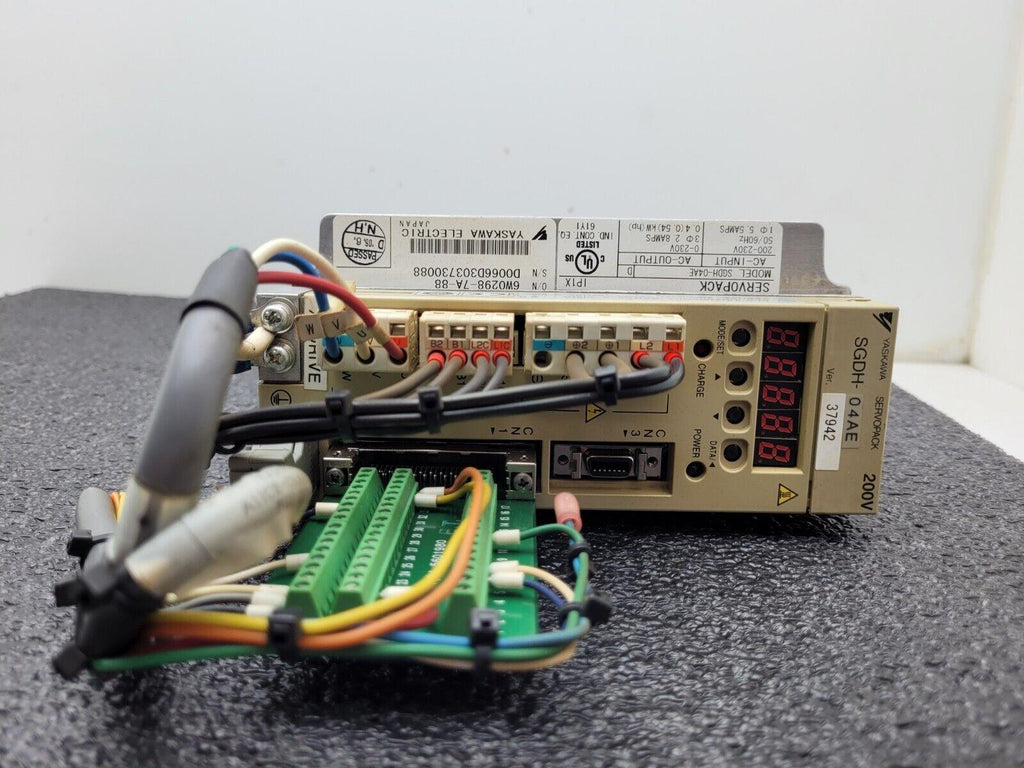 Yaskawa SGDH-04AE Servopack Servo Motor AC Drive 500W AC 0.54HP 3Ph 0-230V 2.8A
