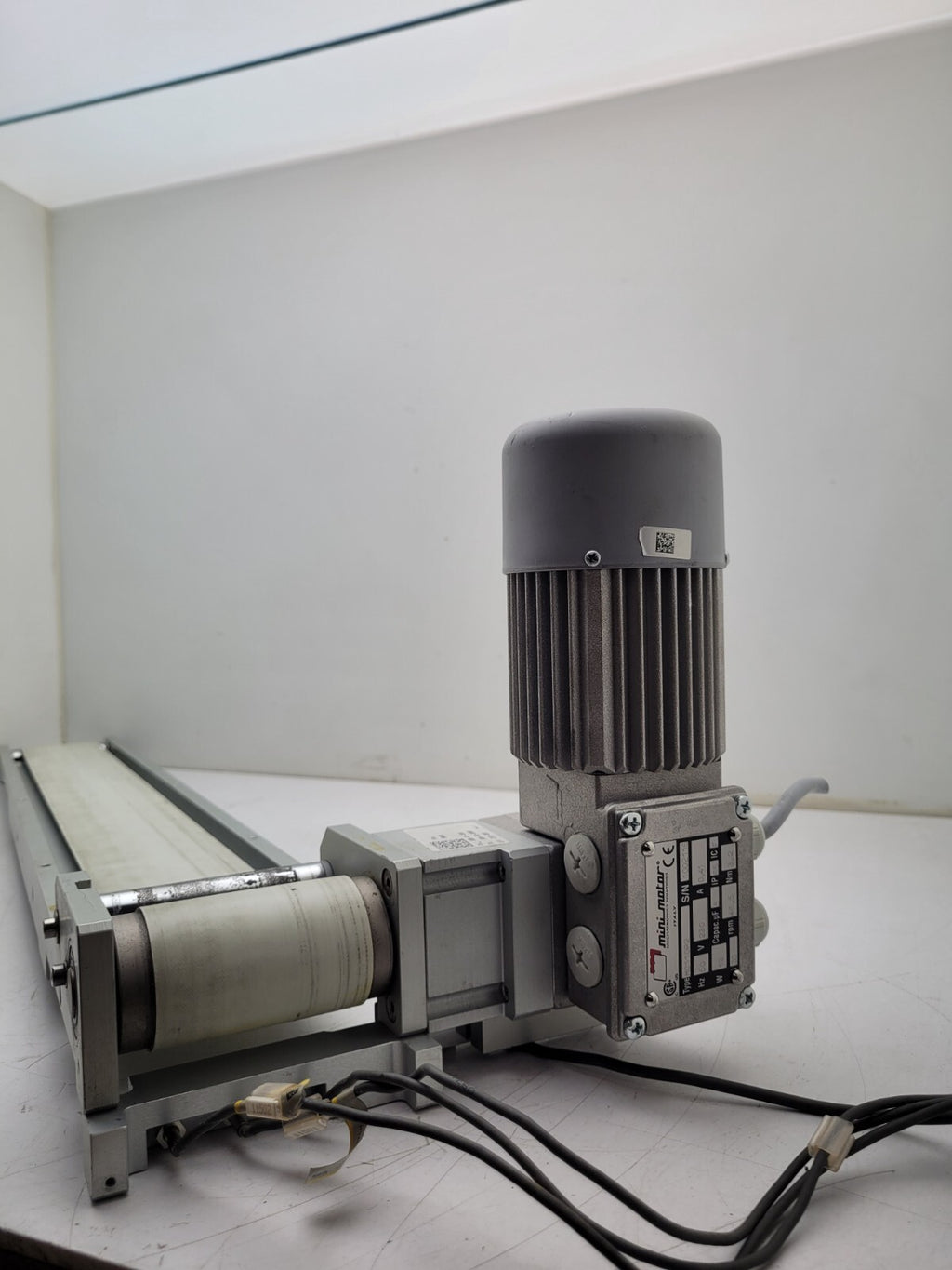 MiniMotor GearMotor Belt Conveyor 30" x 3" 230VAC 50Hz 1:30 Gear Reduction