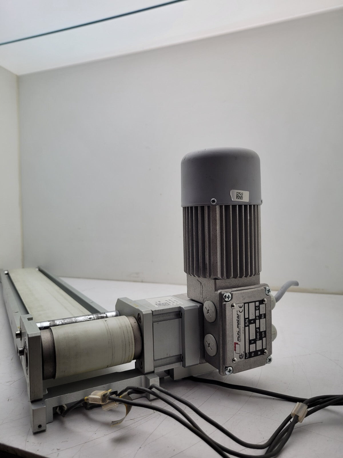 MiniMotor GearMotor Belt Conveyor 30" x 3" 230VAC 50Hz 1:30 Gear Reduction