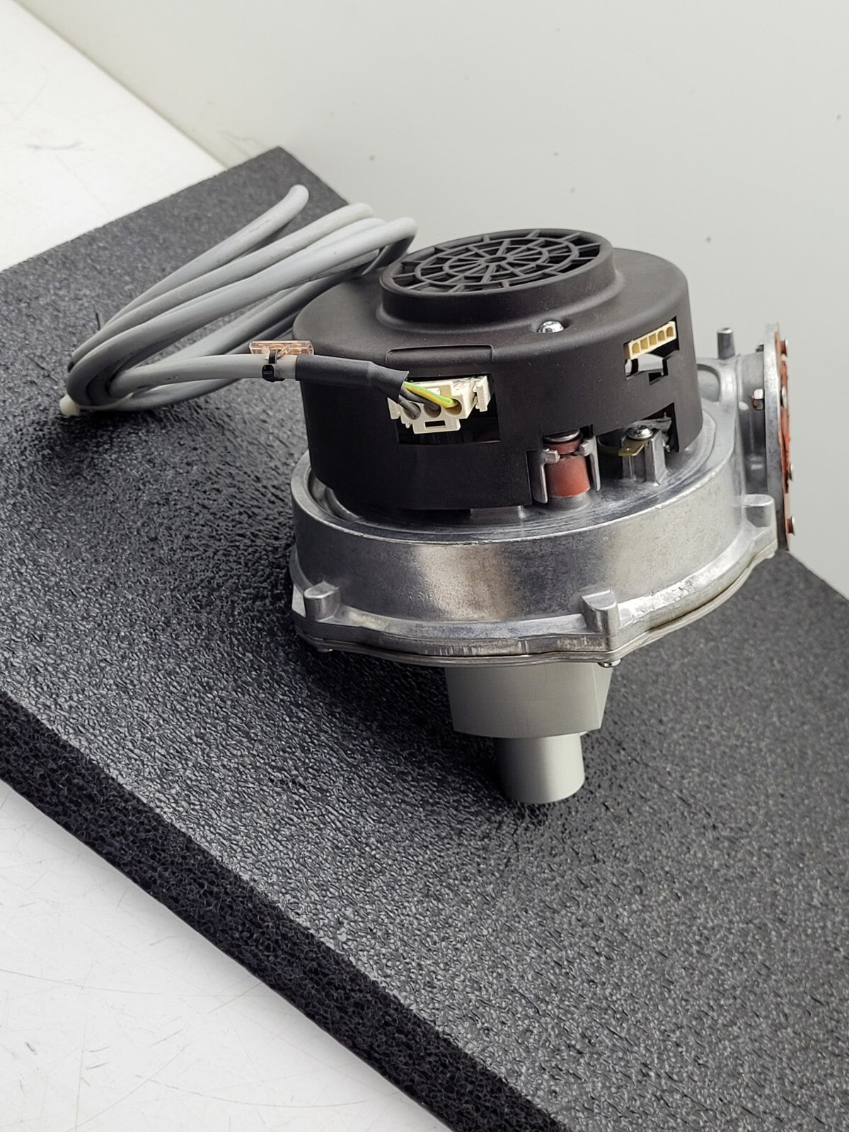 EBMPAPST RG128/1300-3612-020304-112 120VAC 90W Centrifugal Blower Fan 3x Outlet