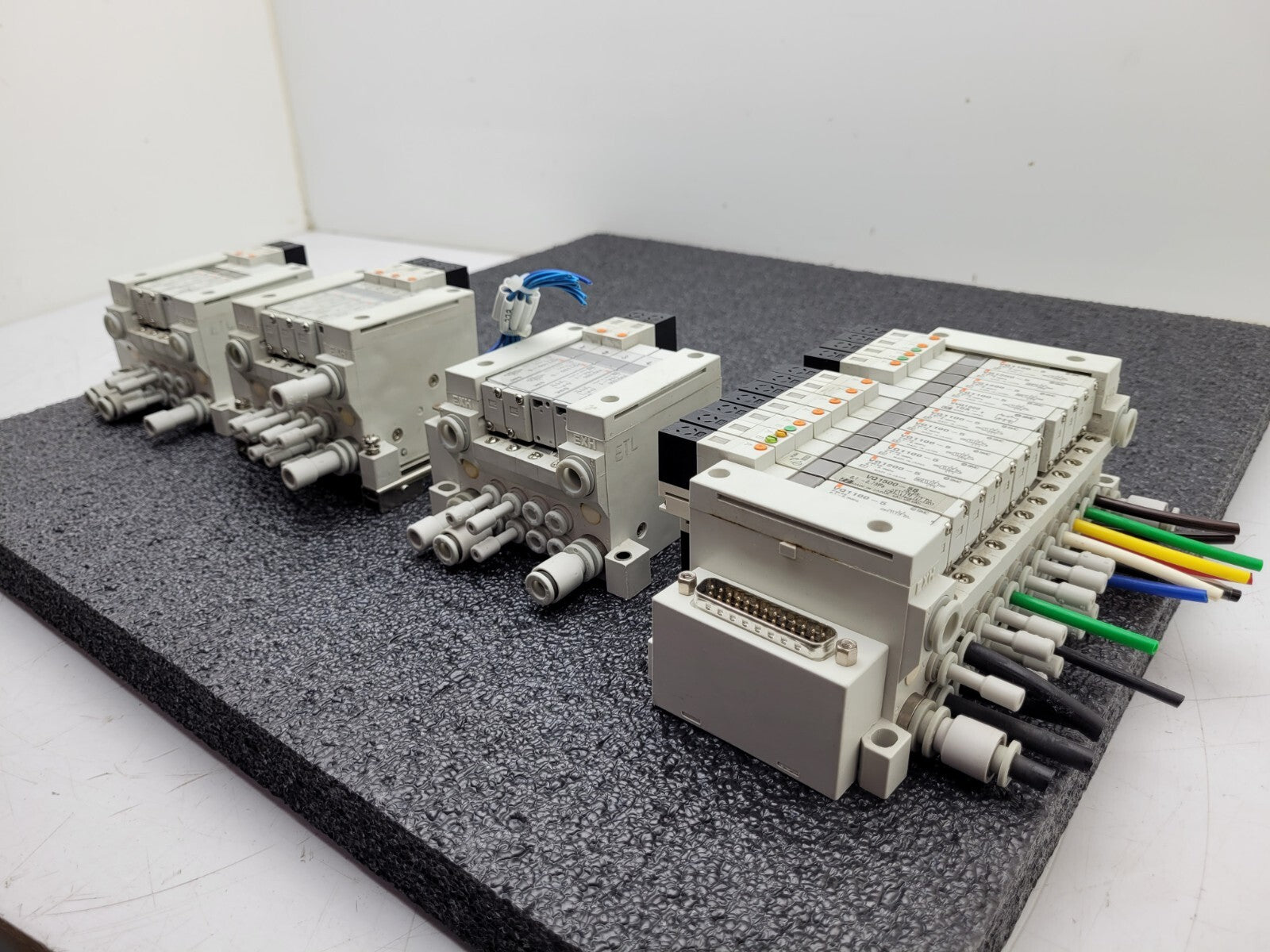 4x SMC Pneumatic Valve Block Solenoid Manifold 24VDC 26 Valves Total Lot E DB25