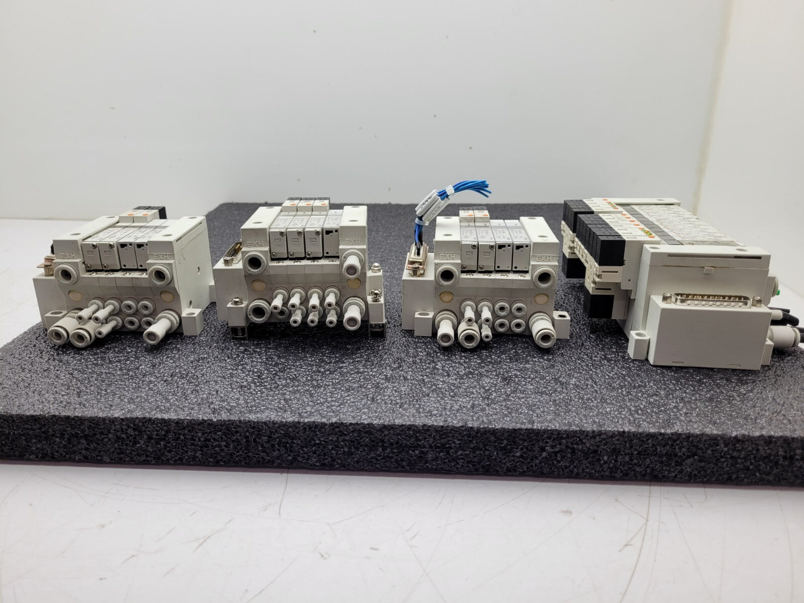 4x SMC Pneumatic Valve Block Solenoid Manifold 24VDC 26 Valves Total Lot E DB25