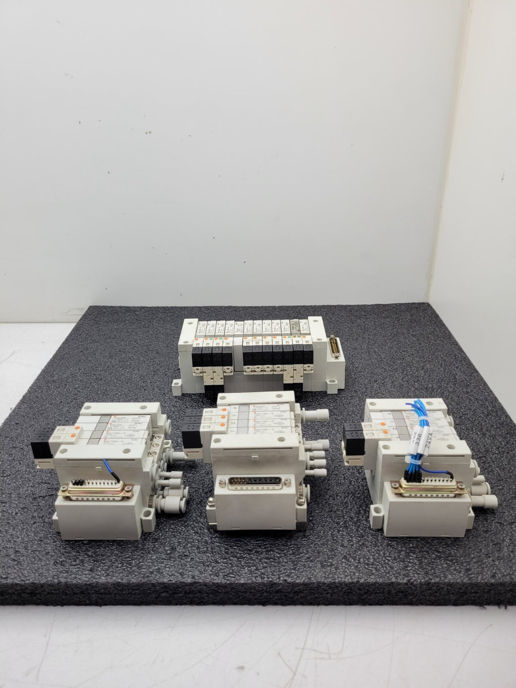 4x SMC Pneumatic Valve Block Solenoid Manifold 24VDC 26 Valves Total Lot E DB25