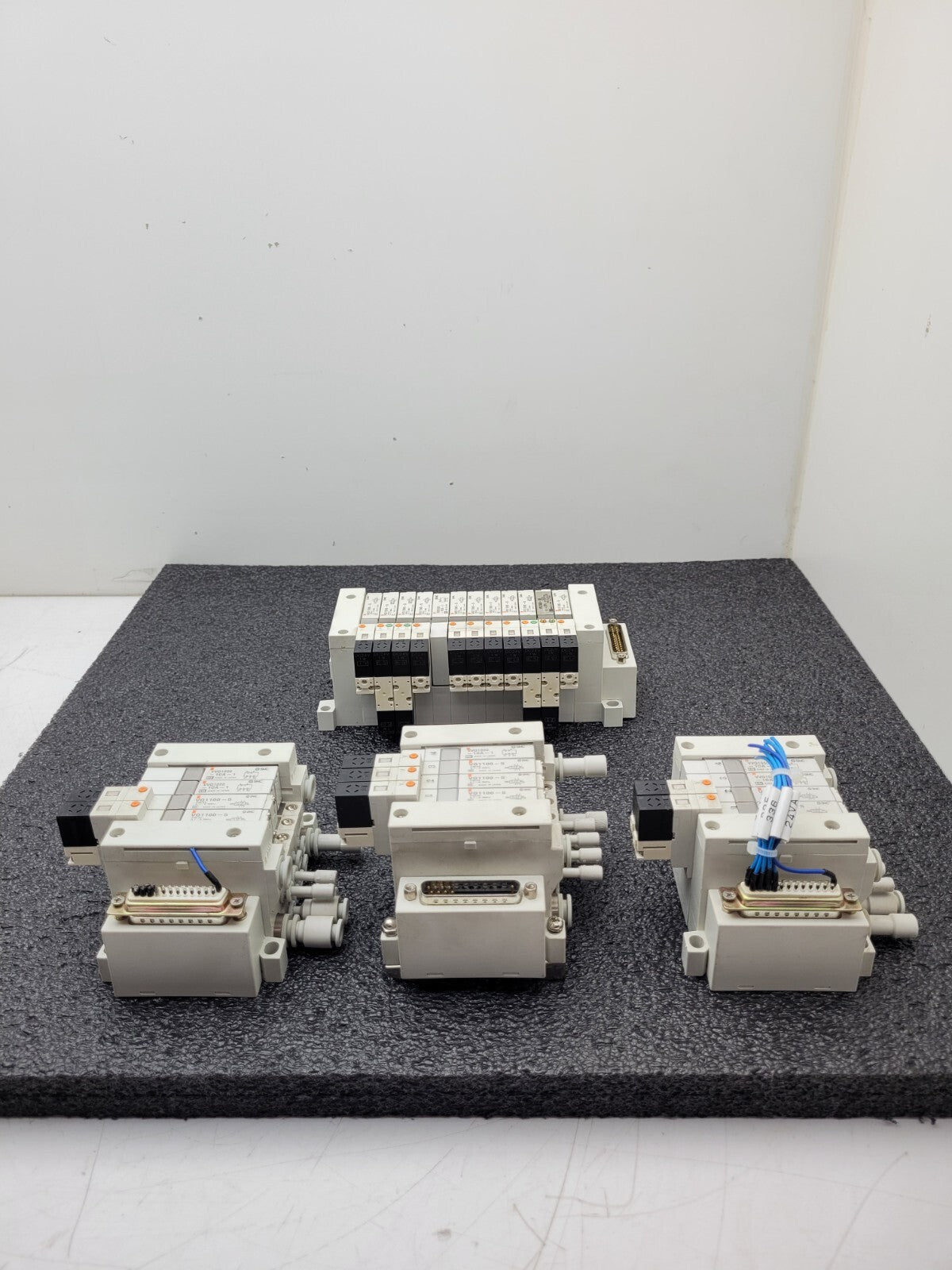 4x SMC Pneumatic Valve Block Solenoid Manifold 24VDC 26 Valves Total Lot E DB25