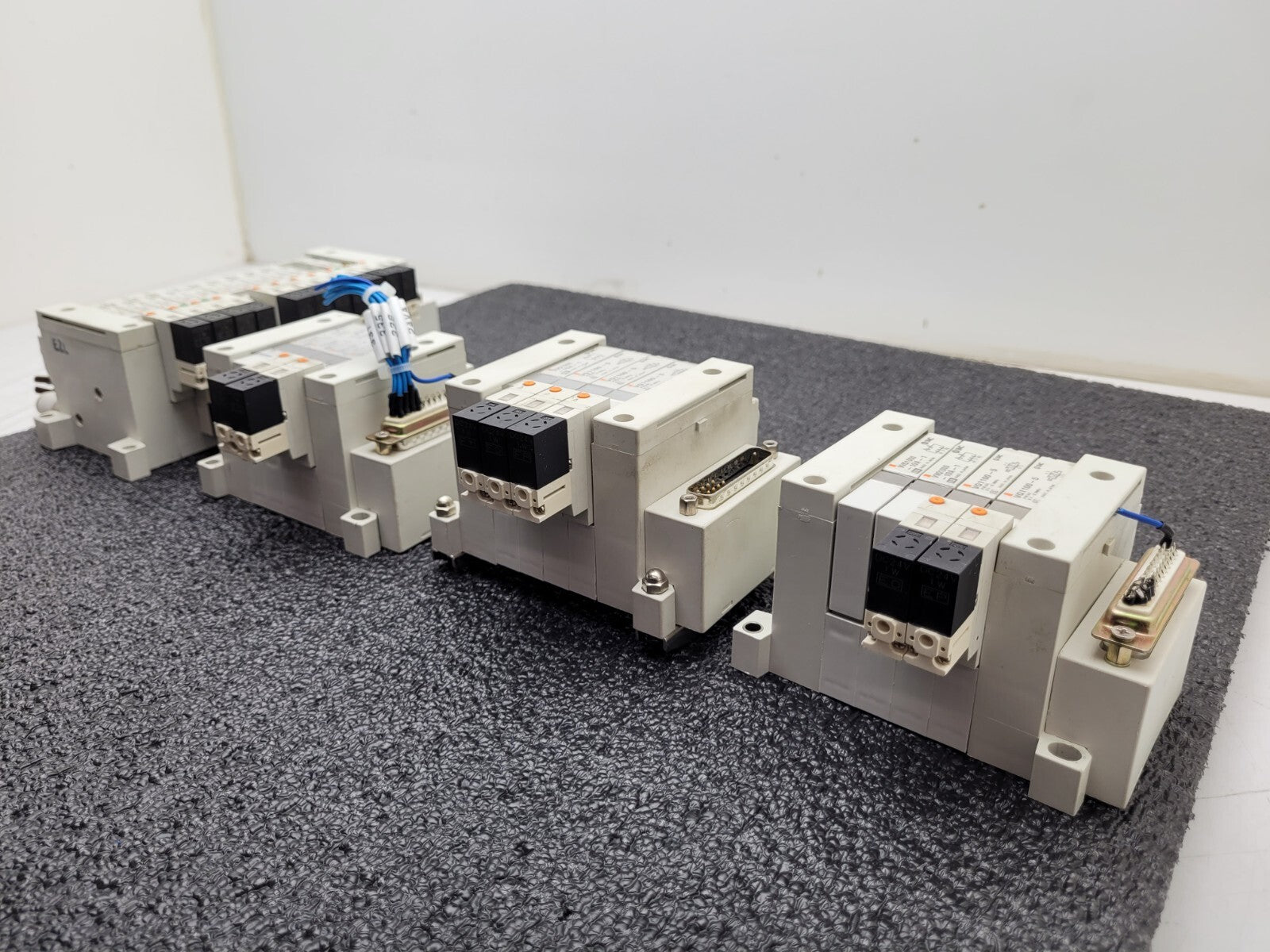 4x SMC Pneumatic Valve Block Solenoid Manifold 24VDC 26 Valves Total Lot E DB25