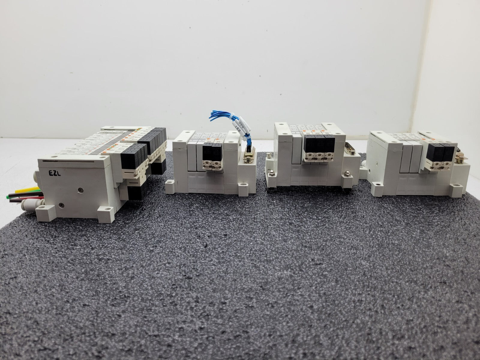 4x SMC Pneumatic Valve Block Solenoid Manifold 24VDC 26 Valves Total Lot E DB25