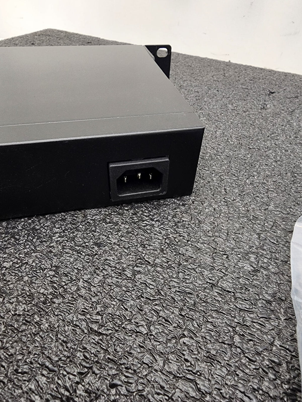 Coolgear USB to 32 Port COM RS-232 Serial Adapter FTDI Chipset USB-32COM-RM Ears