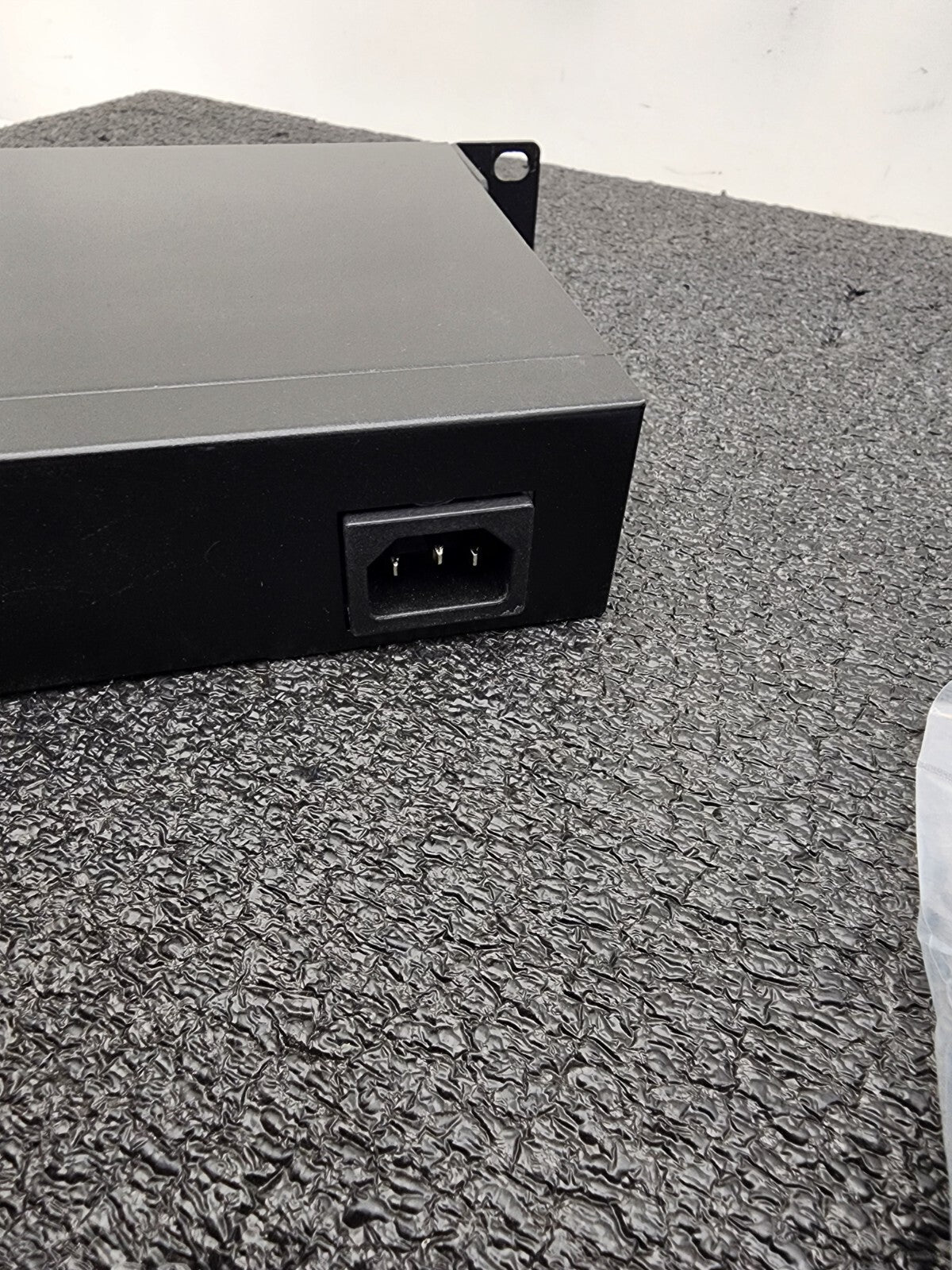 Coolgear USB to 32 Port COM RS-232 Serial Adapter FTDI Chipset USB-32COM-RM Ears