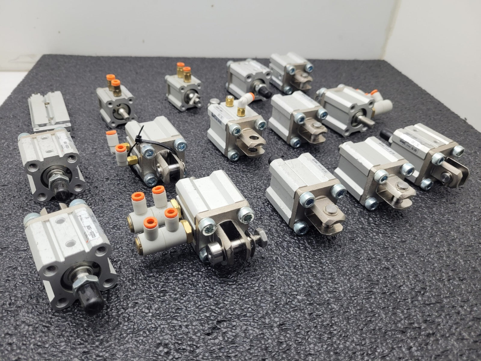Lot of 15 SMC CQ2D20-15DM-W / CQ2D2015DMW Push Pull Pnuematic Compact Cylinder