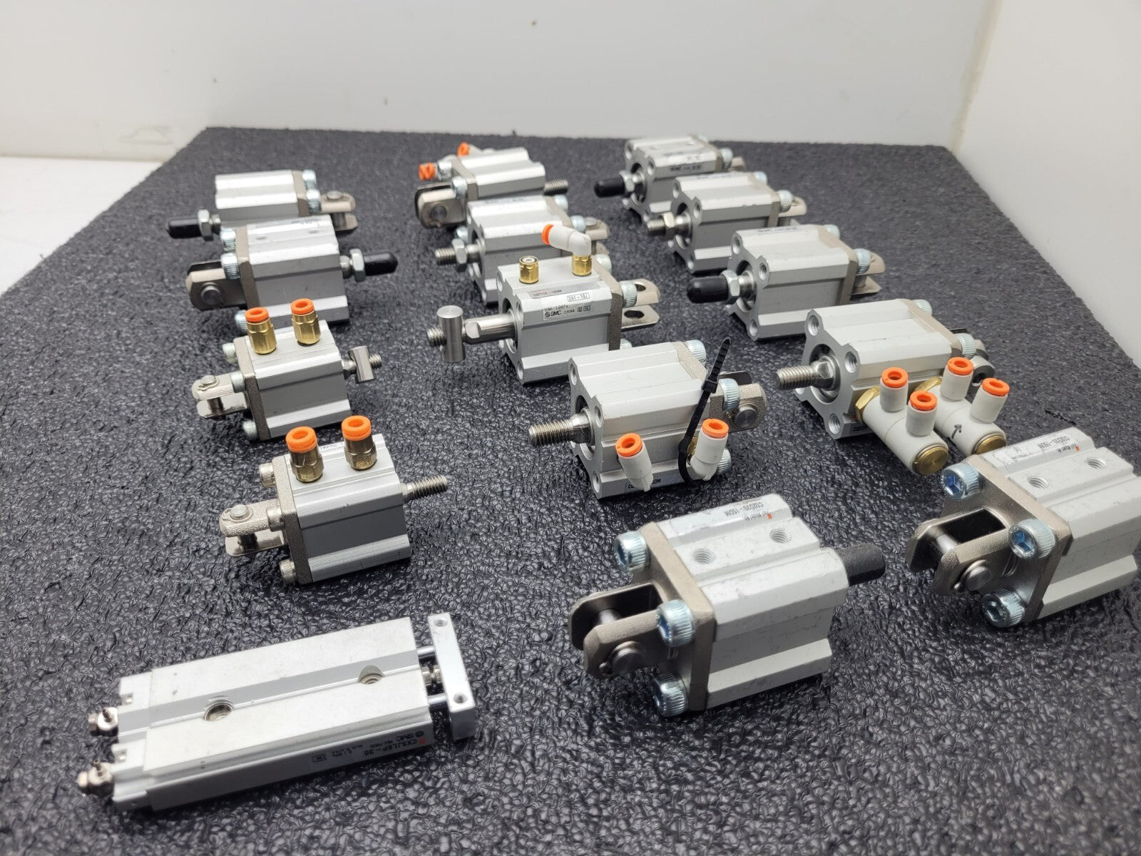Lot of 15 SMC CQ2D20-15DM-W / CQ2D2015DMW Push Pull Pnuematic Compact Cylinder