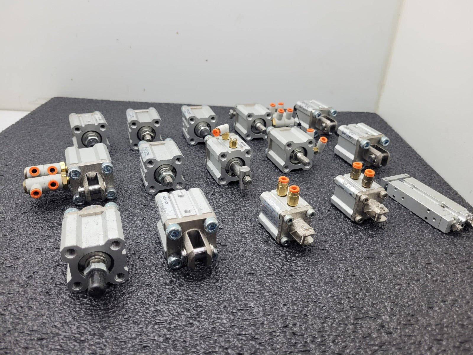 Lot of 15 SMC CQ2D20-15DM-W / CQ2D2015DMW Push Pull Pnuematic Compact Cylinder