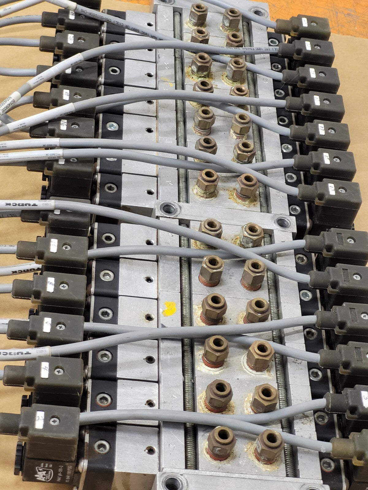 Lot of 13x AAA Products Air Gas Solenoid 12V Valve Manifold EBSS2Q 150PSI 26 Out