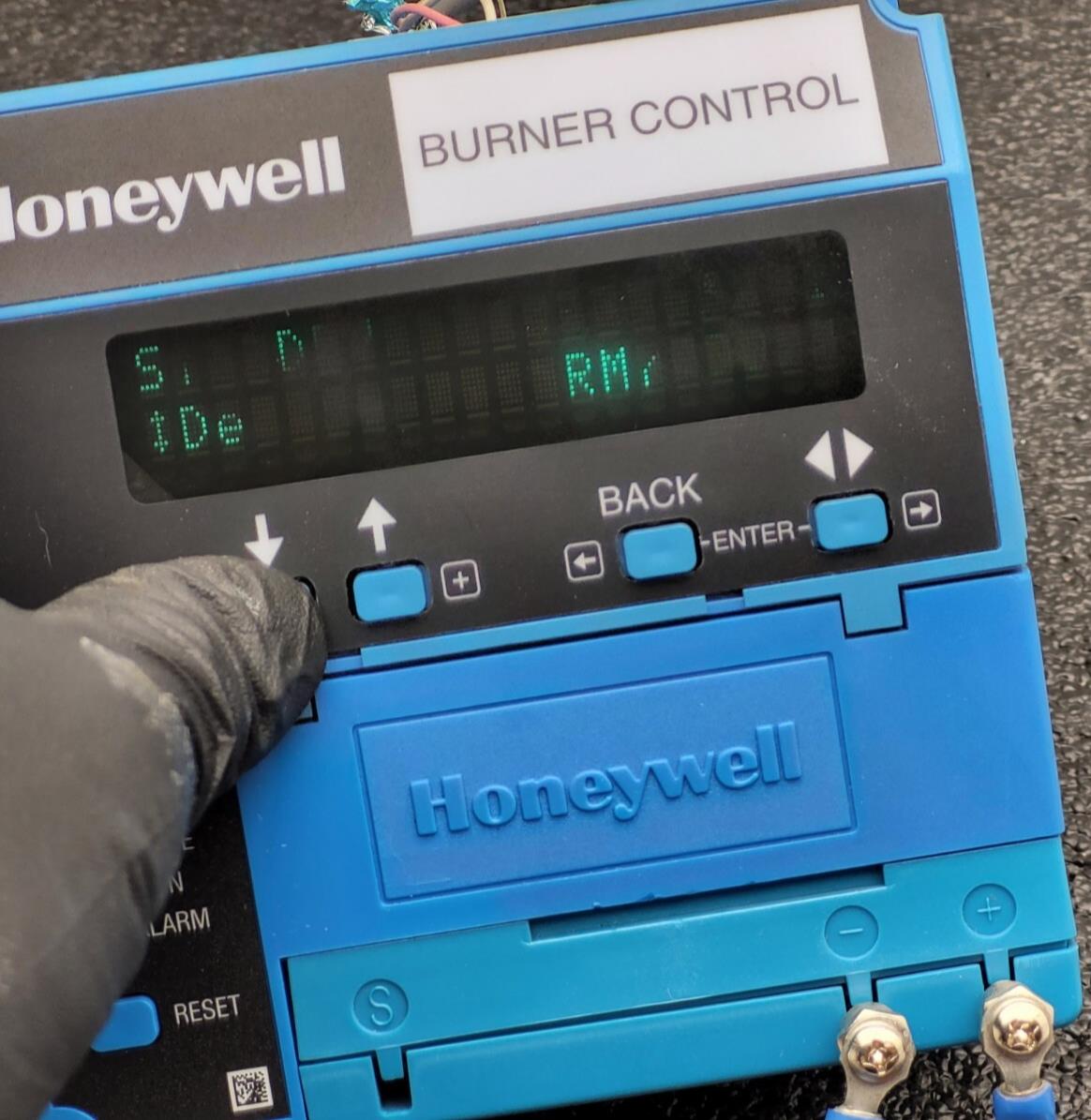 HONEYWELL RM7895D1011 Primary Control 120VAC 50/60HZ