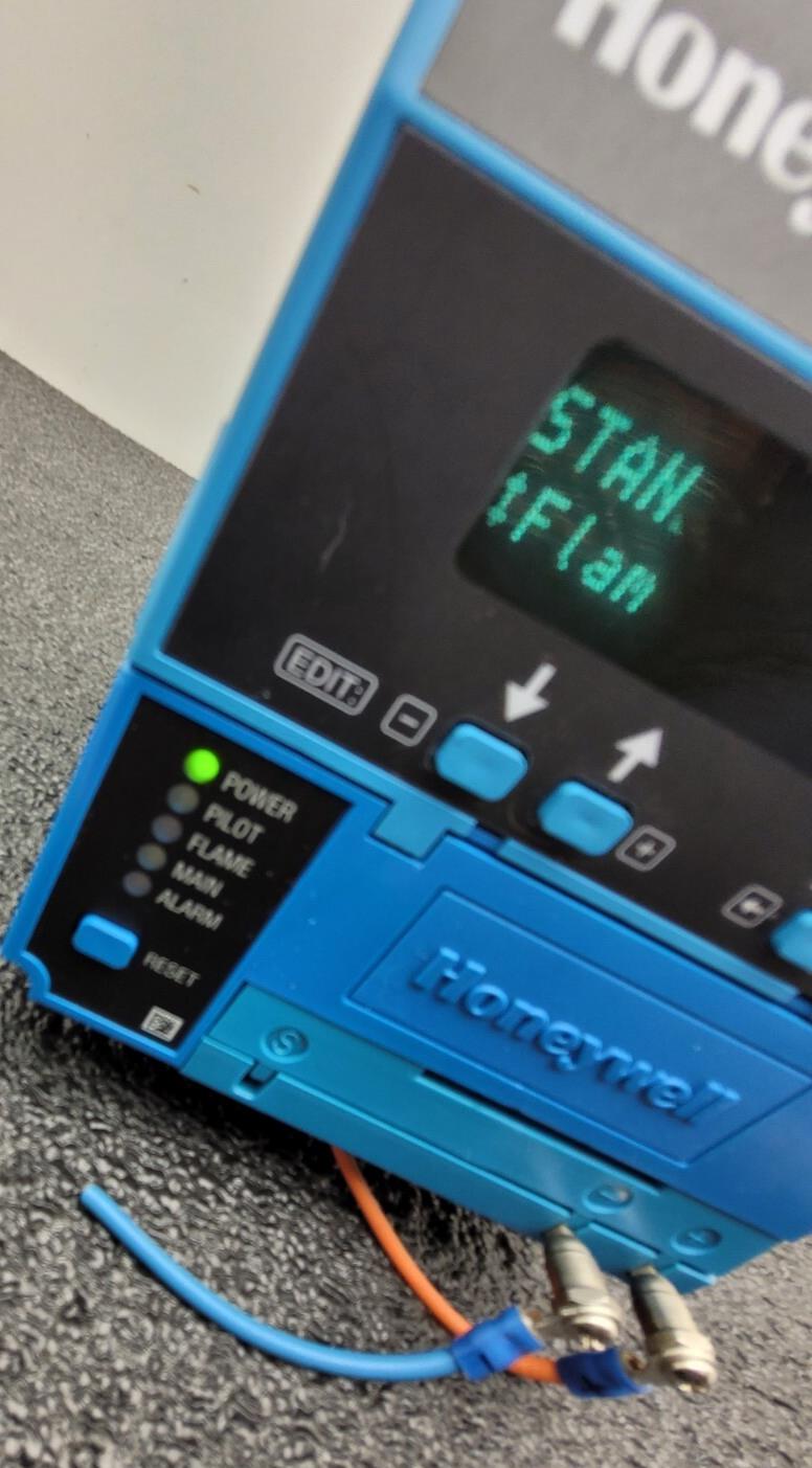 HONEYWELL RM7895D1011 Primary Control 120VAC 50/60HZ