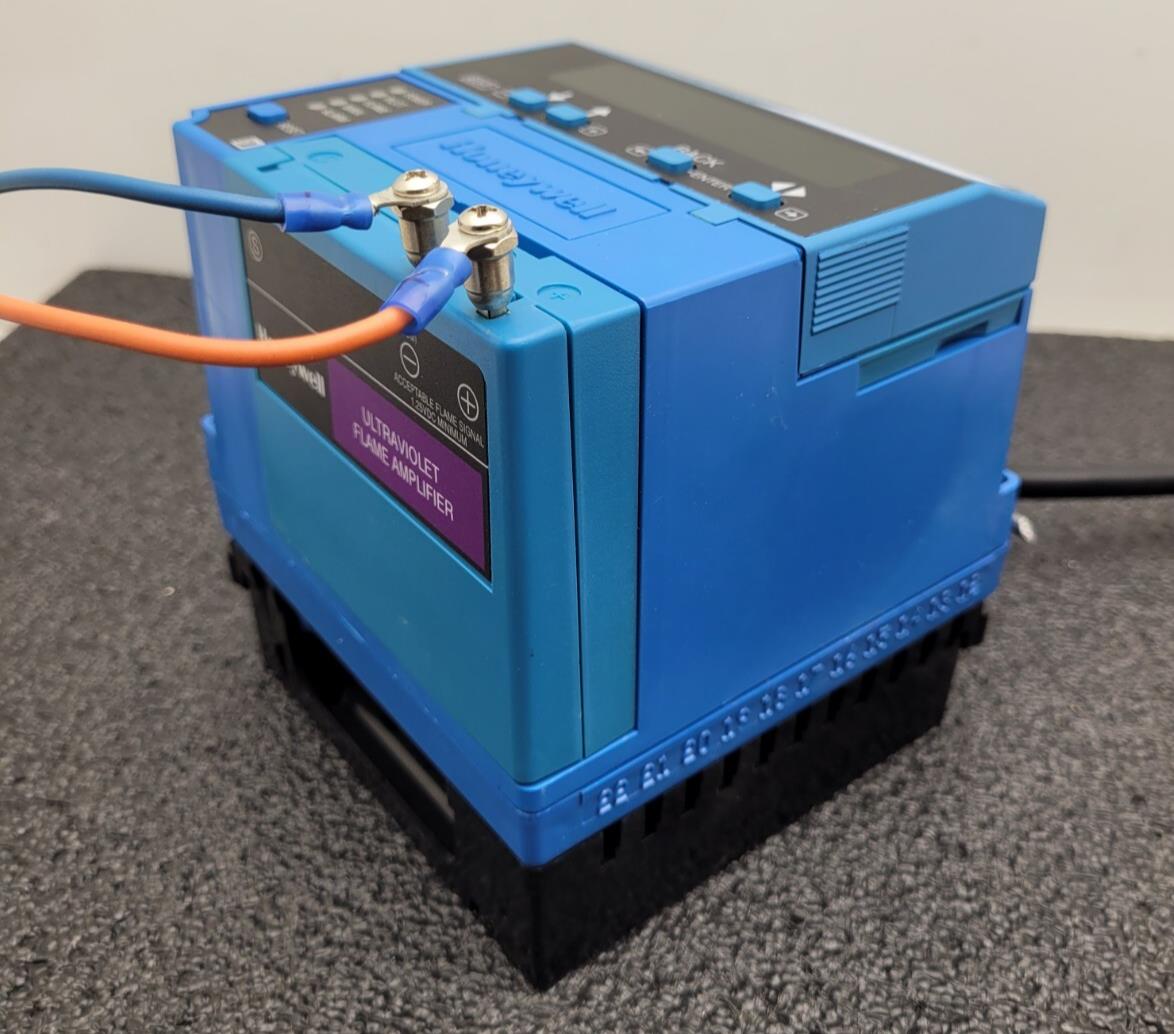 HONEYWELL RM7895D1011 Primary Control 120VAC 50/60HZ