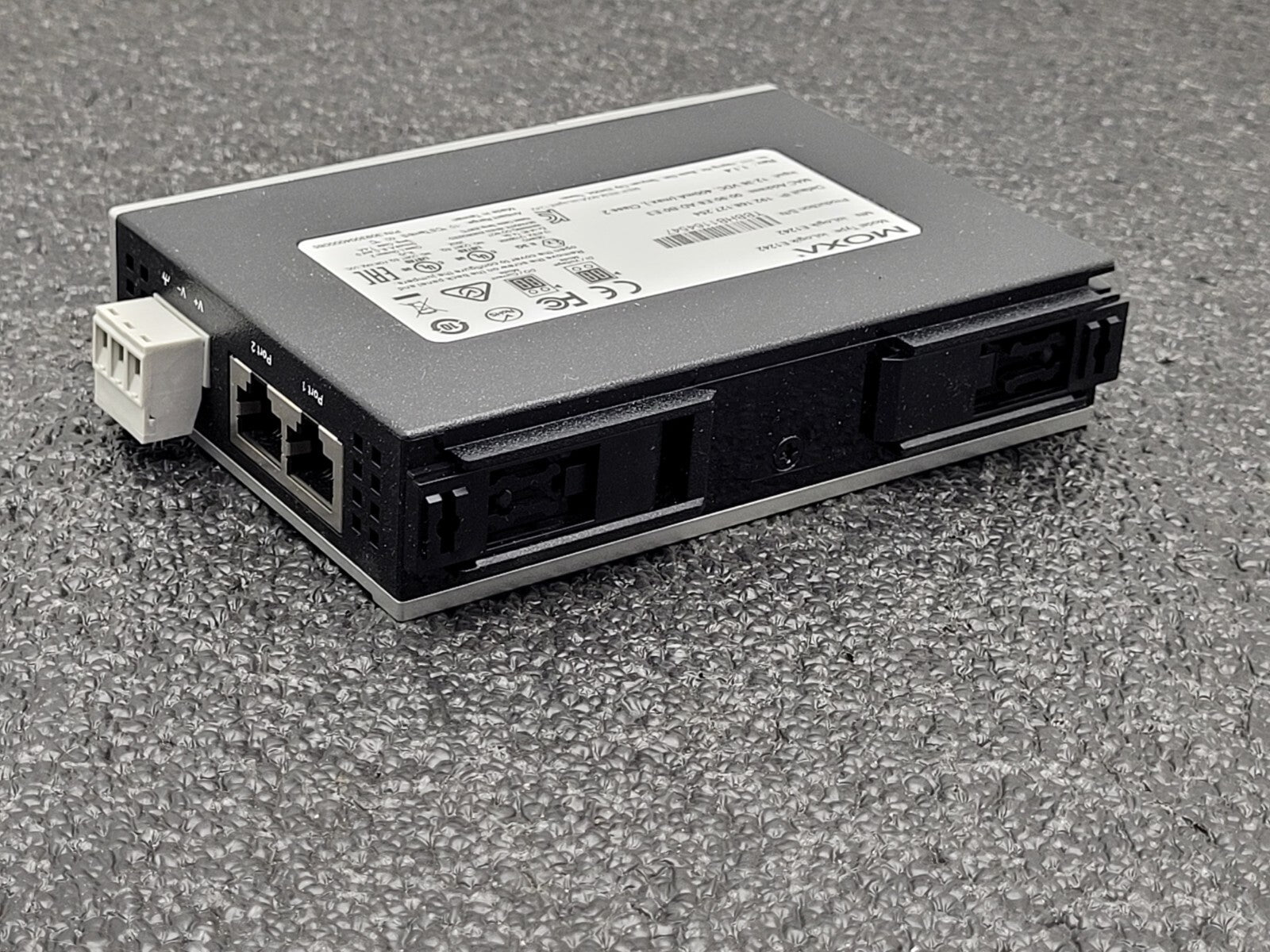 Moxa ioLogik E1242 Universal 4xAI 4xDI 4xDIO 2x Ethernet TCP I/O Controller