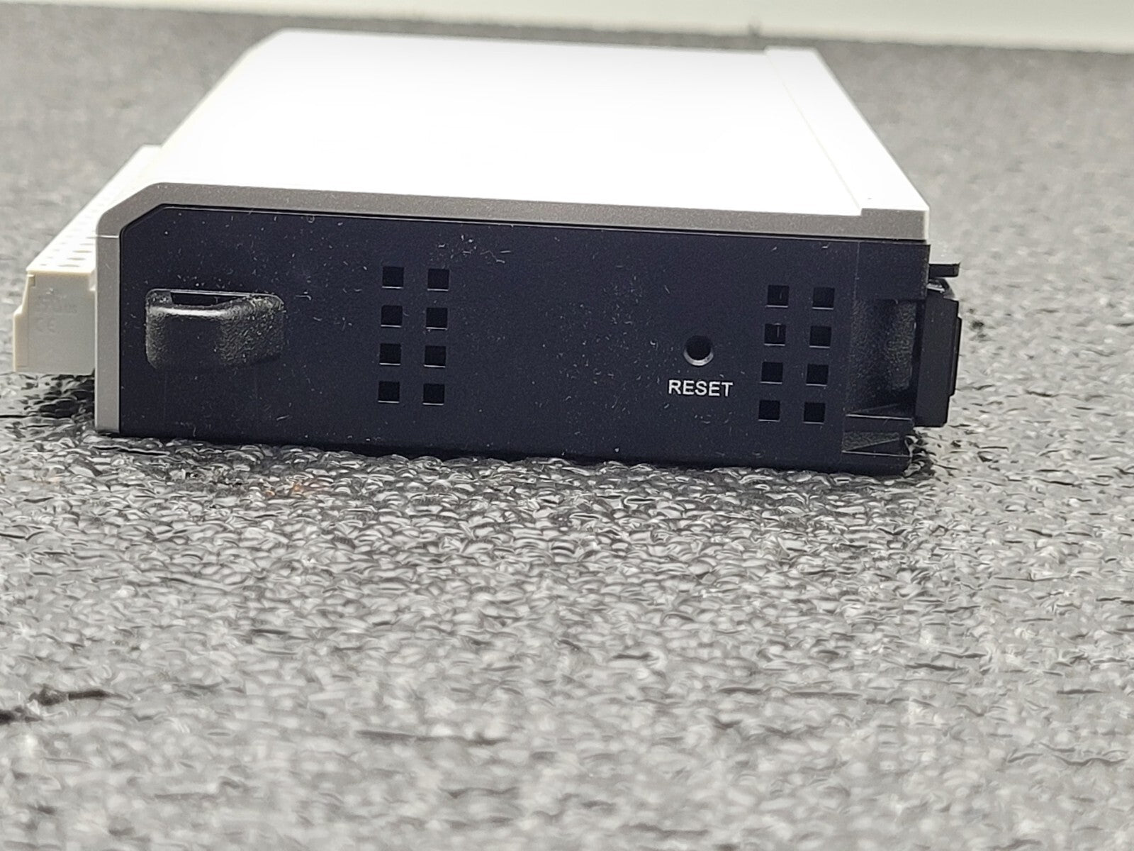 Moxa ioLogik E1242 Universal 4xAI 4xDI 4xDIO 2x Ethernet TCP I/O Controller
