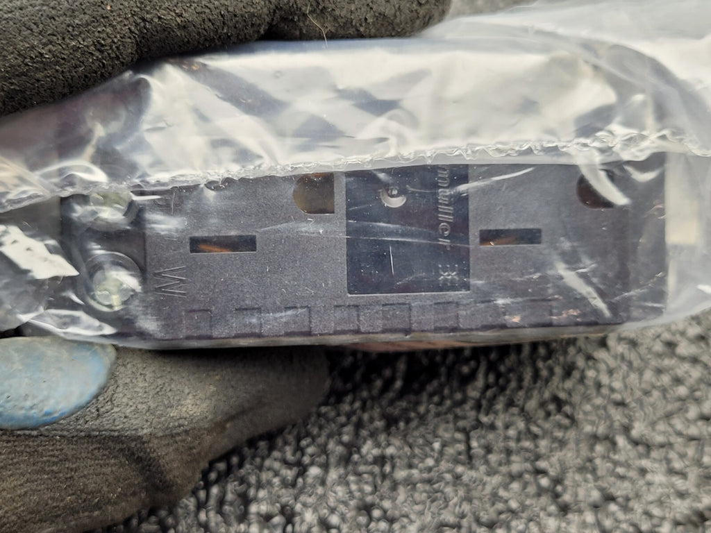 Lot of - 4 Weidmuller DIN-Rail 120VAC Duplex Outlet w/LED, 15A, 42mm Rail Mount
