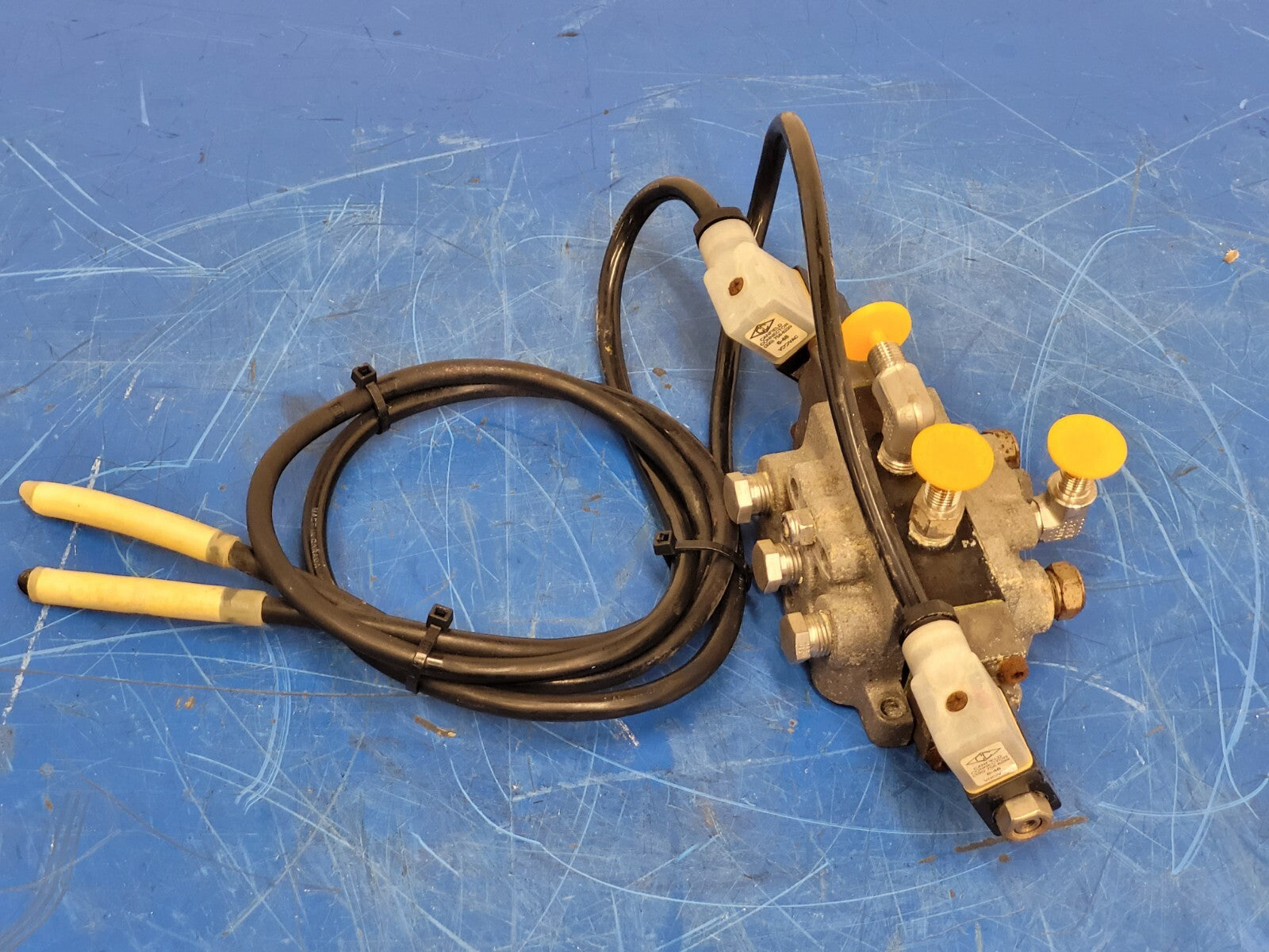 Alkon Corp Pneumatic Valve Block 375-68L00368L-2 12VDC Solenoid Coil