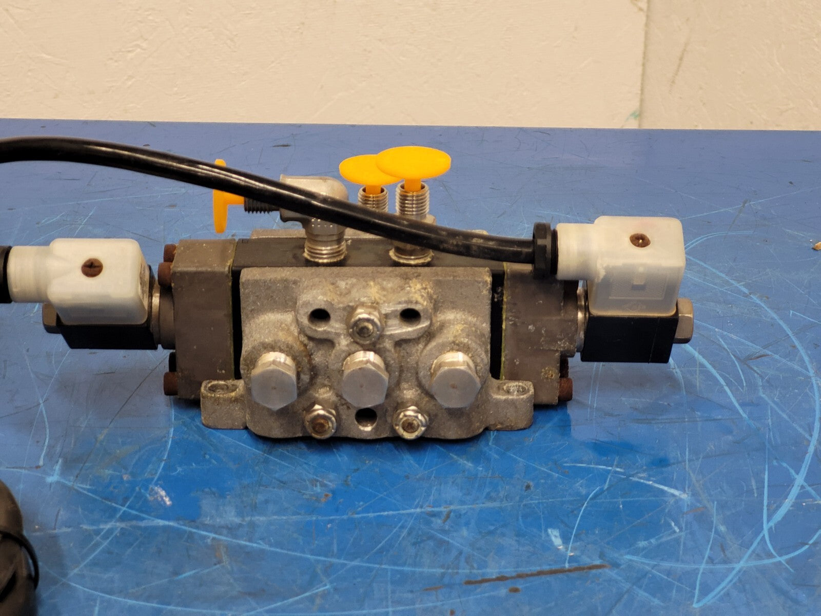 Alkon Corp Pneumatic Valve Block 375-68L00368L-2 12VDC Solenoid Coil