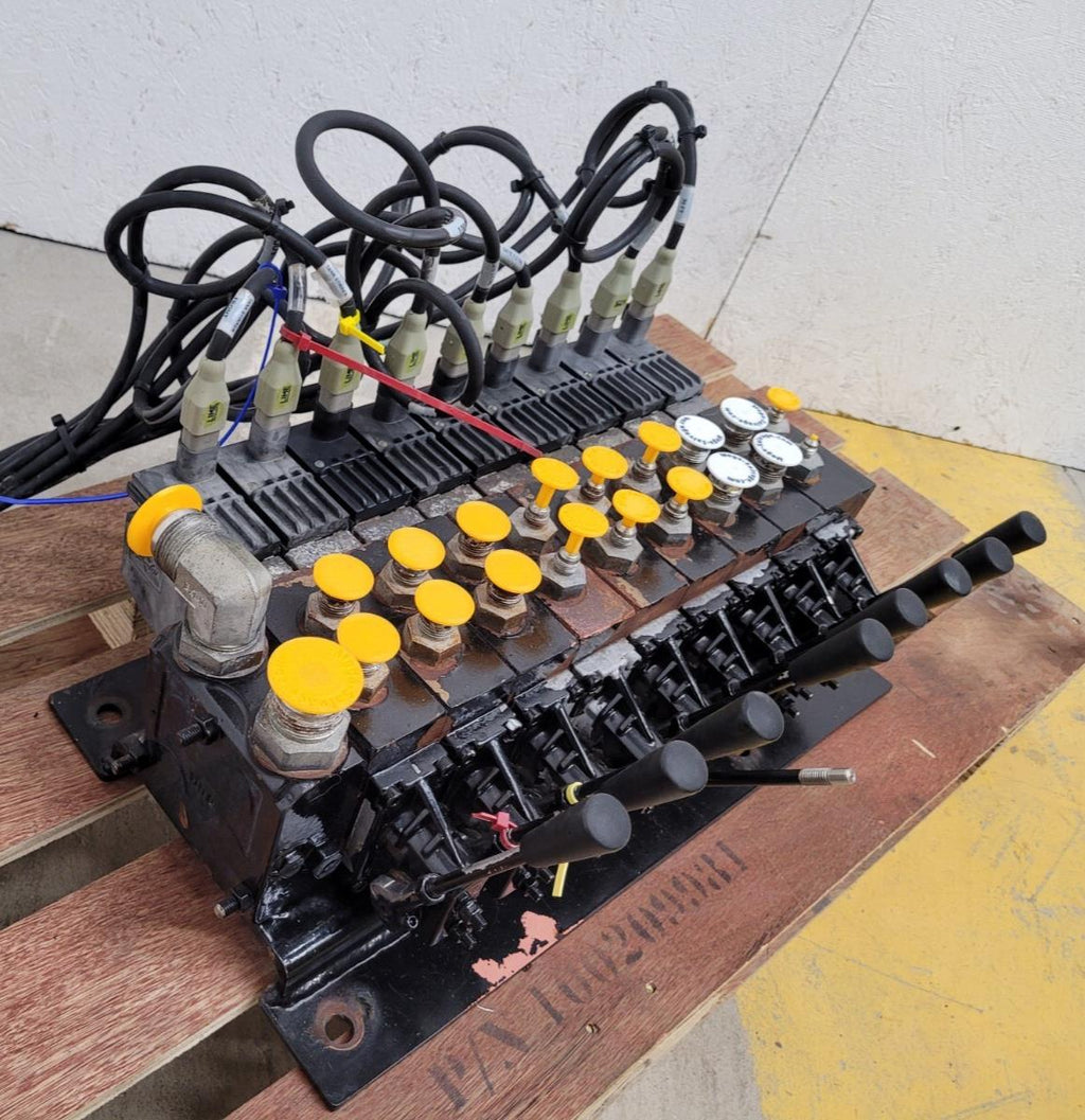 Danfoss PVG 32  9x Proportional Hydraulic Valve 159B5164 Block 157B4292 11089276