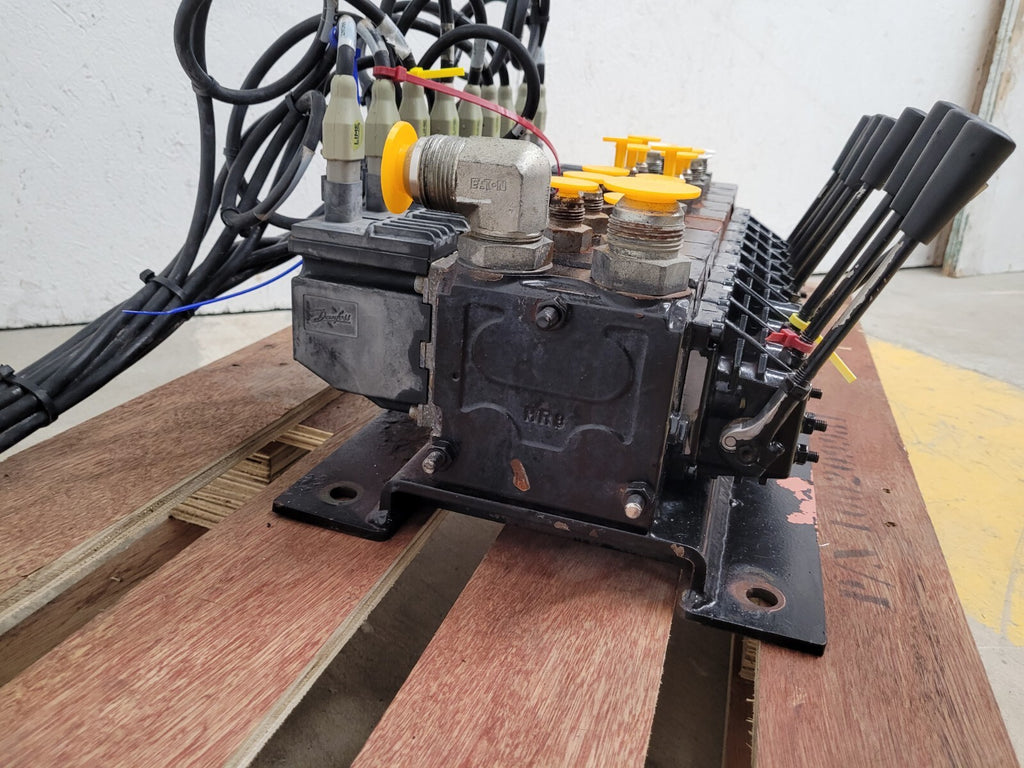 Danfoss PVG 32  9x Proportional Hydraulic Valve 159B5164 Block 157B4292 11089276