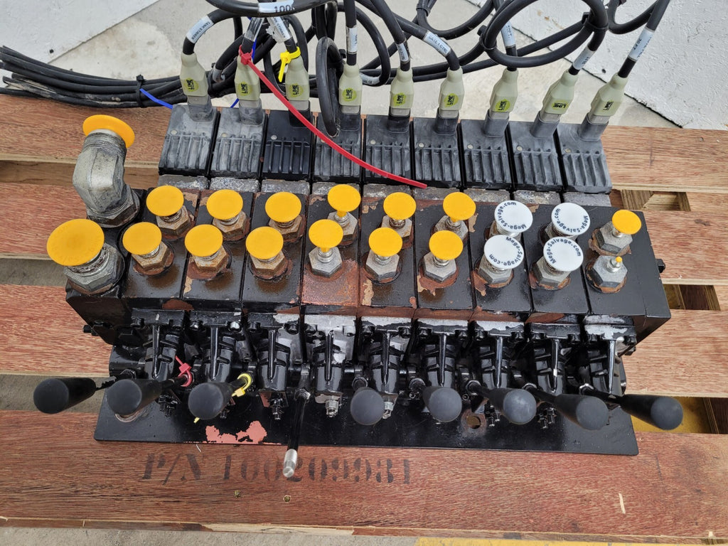 Danfoss PVG 32  9x Proportional Hydraulic Valve 159B5164 Block 157B4292 11089276