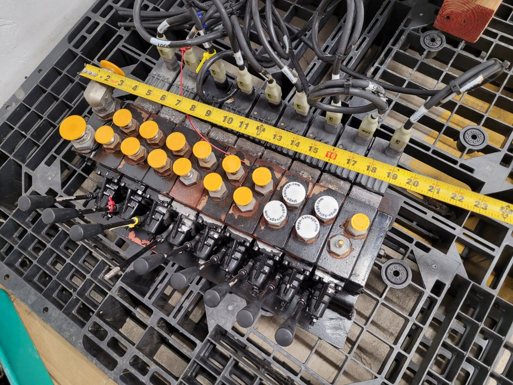 Danfoss PVG 32  9x Proportional Hydraulic Valve 159B5164 Block 157B4292 11089276