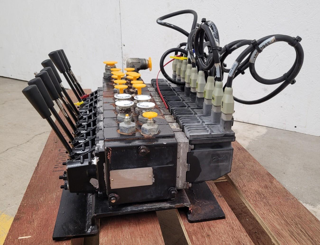 Danfoss PVG 32  9x Proportional Hydraulic Valve 159B5164 Block 157B4292 11089276