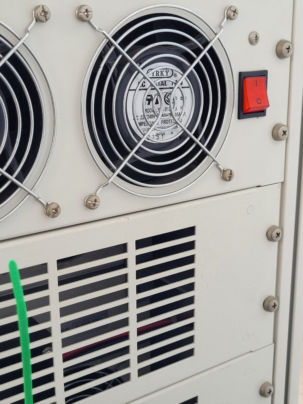 Chroma 6560 Programmable AC Power Supply 6000VA 1PH Output 0-150V 0-300V 0-500V