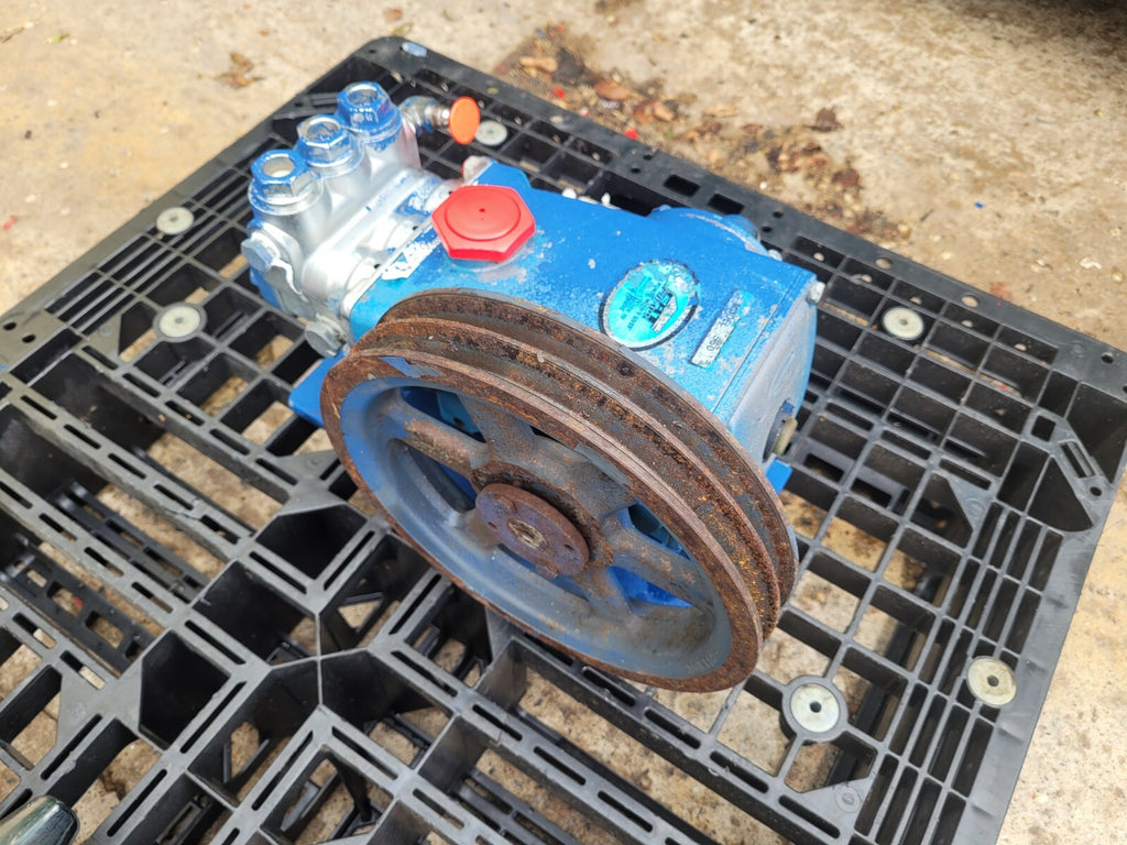CAT Pump Model 550 5 GPM / 3000 PSI Belt Drive 7 Frame Plunger PD Working Pull